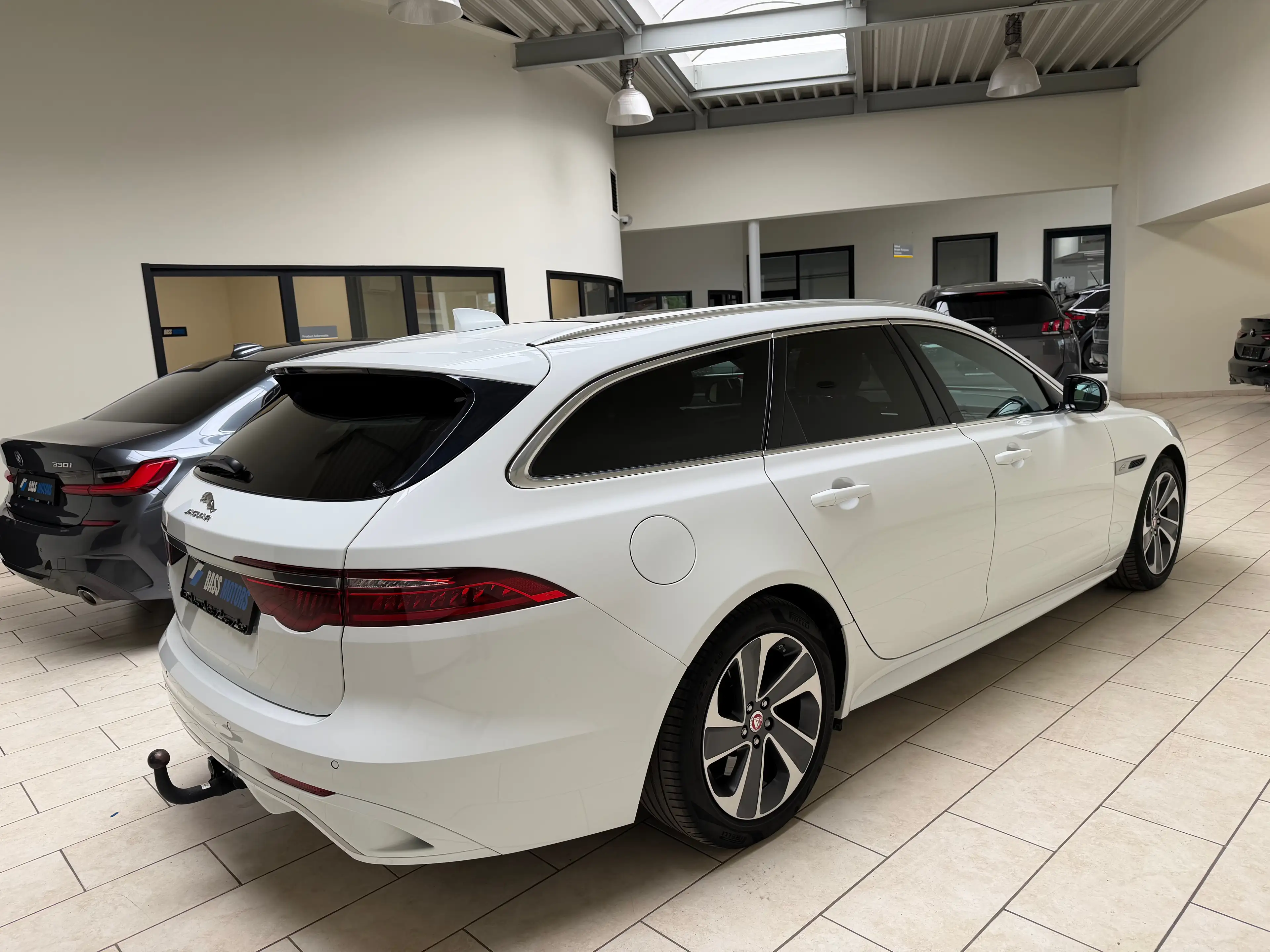 Jaguar XF XF Sportbrake 2.0 D MHEV D200 R-Dynamic S — photo 4