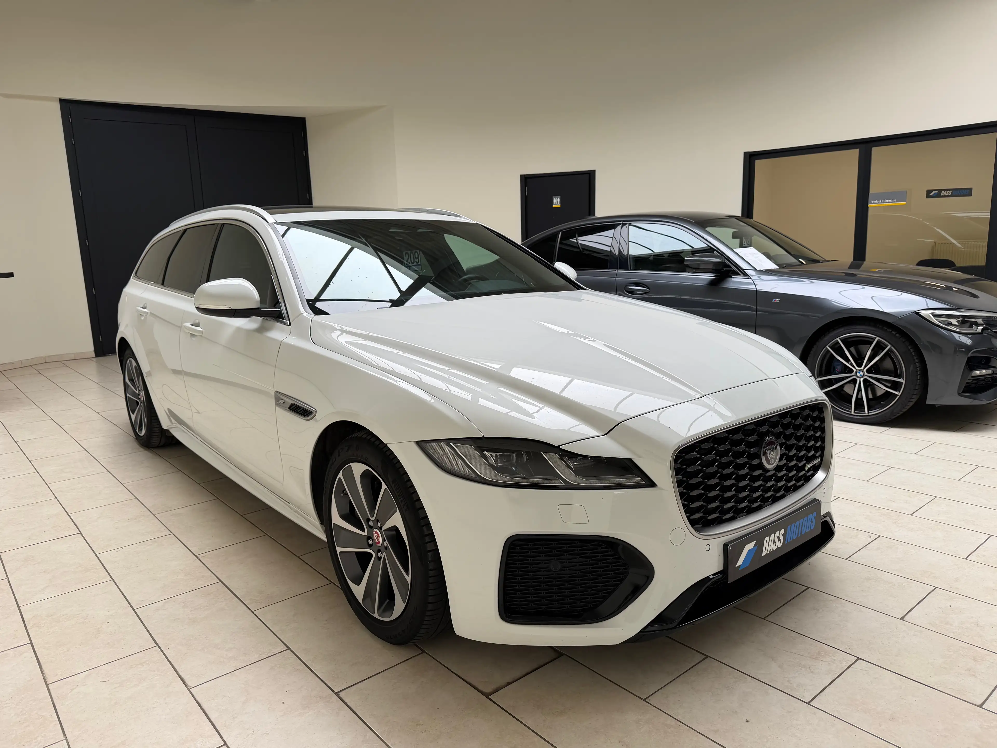 Jaguar XF XF Sportbrake 2.0 D MHEV D200 R-Dynamic S — photo 3