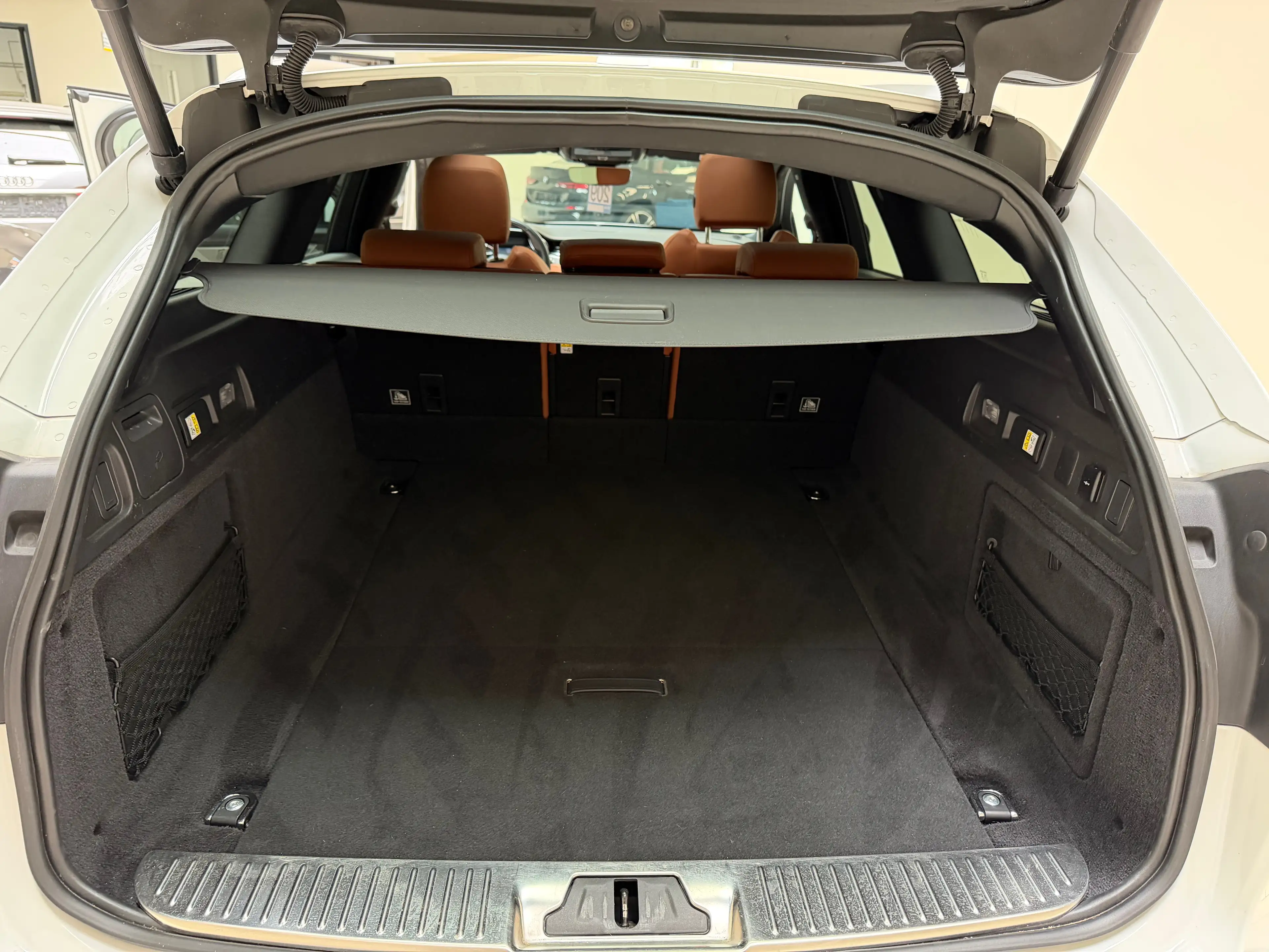 Jaguar XF XF Sportbrake 2.0 D MHEV D200 R-Dynamic S — photo 8