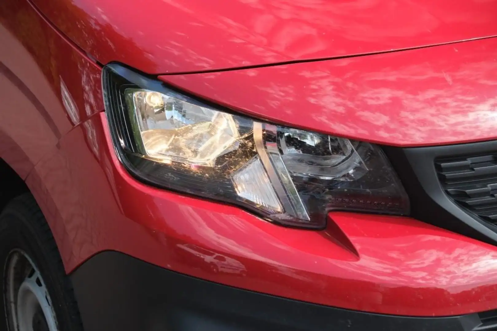 Peugeot Partner 1.5 BlueHDi 75pk Pro | Navi | App Connect | Airco Rood - 2