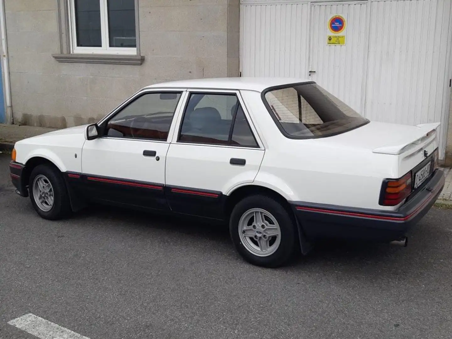 Ford Orion Orion 1.6i Ghia Ghia Biały - 1