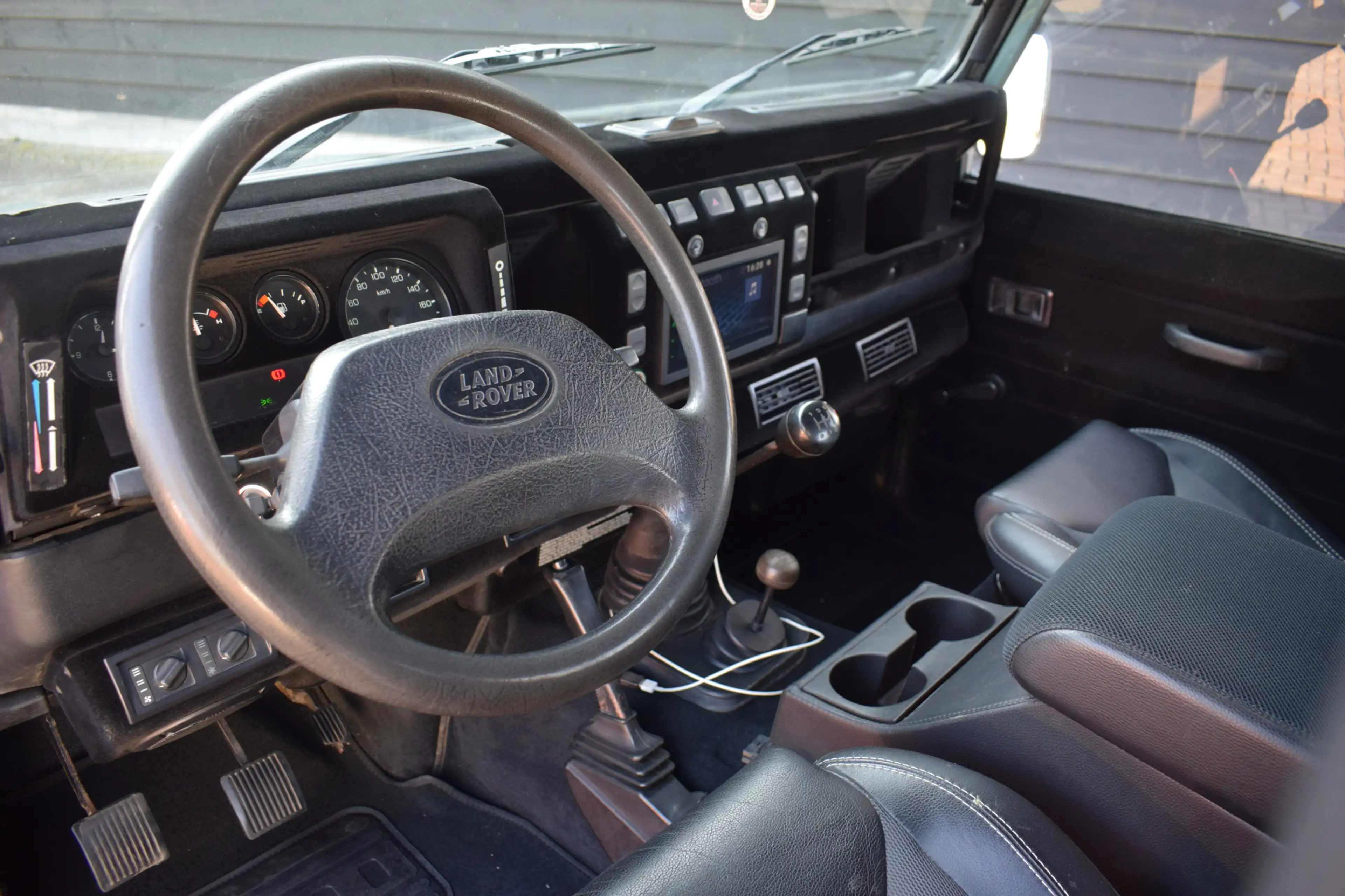 Land Rover Defender 2.5 Td5 SW 130" SE Keswick Green | Sawtooth | Ledb — photo 4