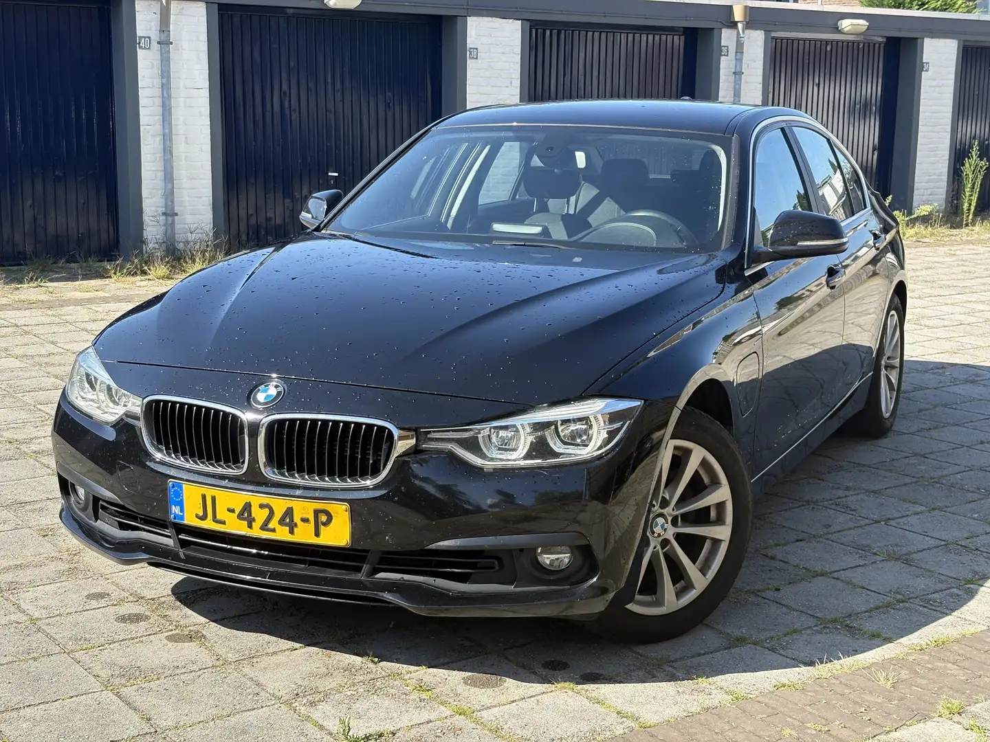 BMW 330 Cent. Exec. 2016 Zwart - 1