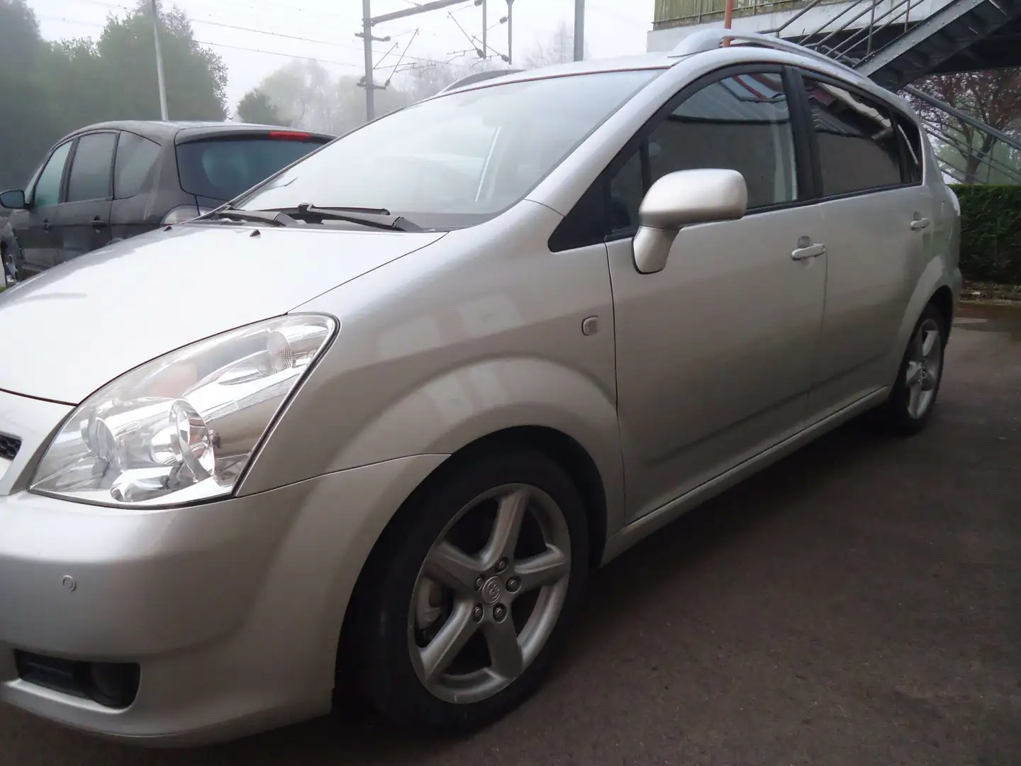 Toyota Corolla Verso 2.2 Turbo D4D 16v Linea Luna 5pl. Gris - 2