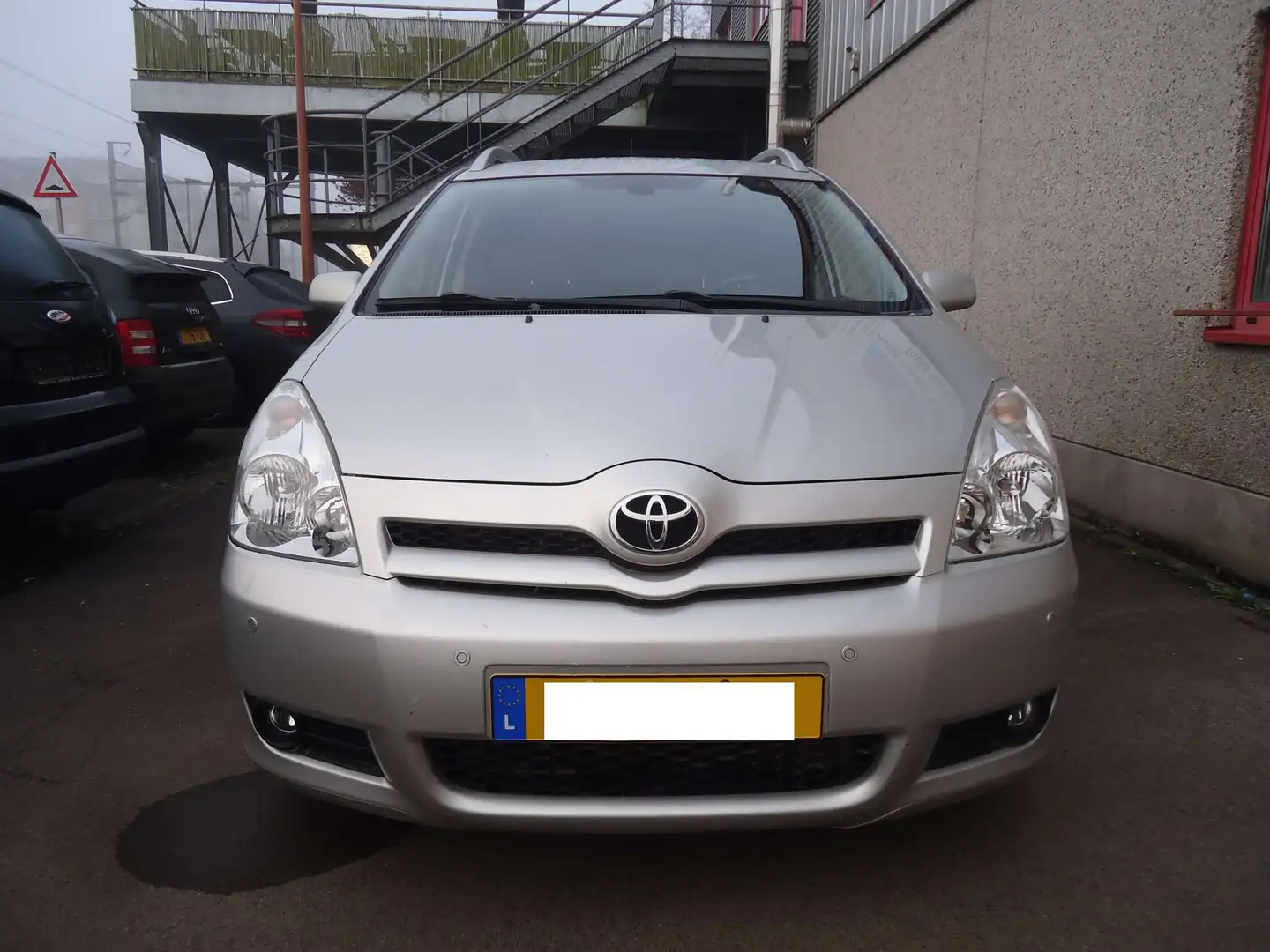 Toyota Corolla Verso 2.2 Turbo D4D 16v Linea Luna 5pl. Gris - 1