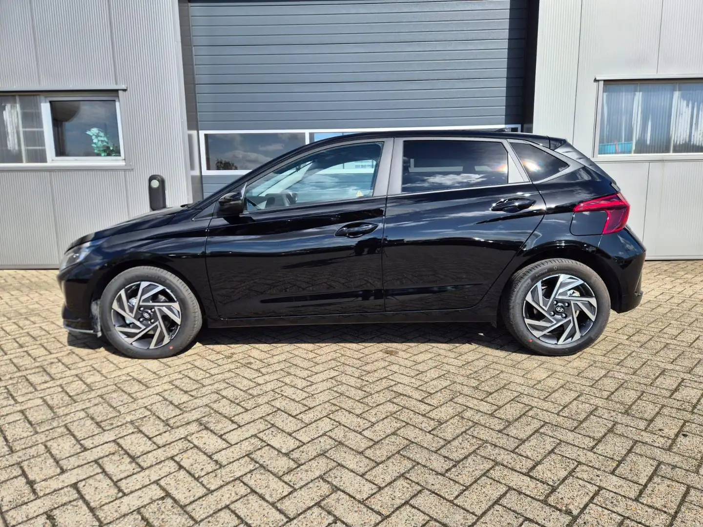 Hyundai i20 1.0 T-GDI 90PS Trend Automatik 5-türig Klimaaut... Schwarz - 2