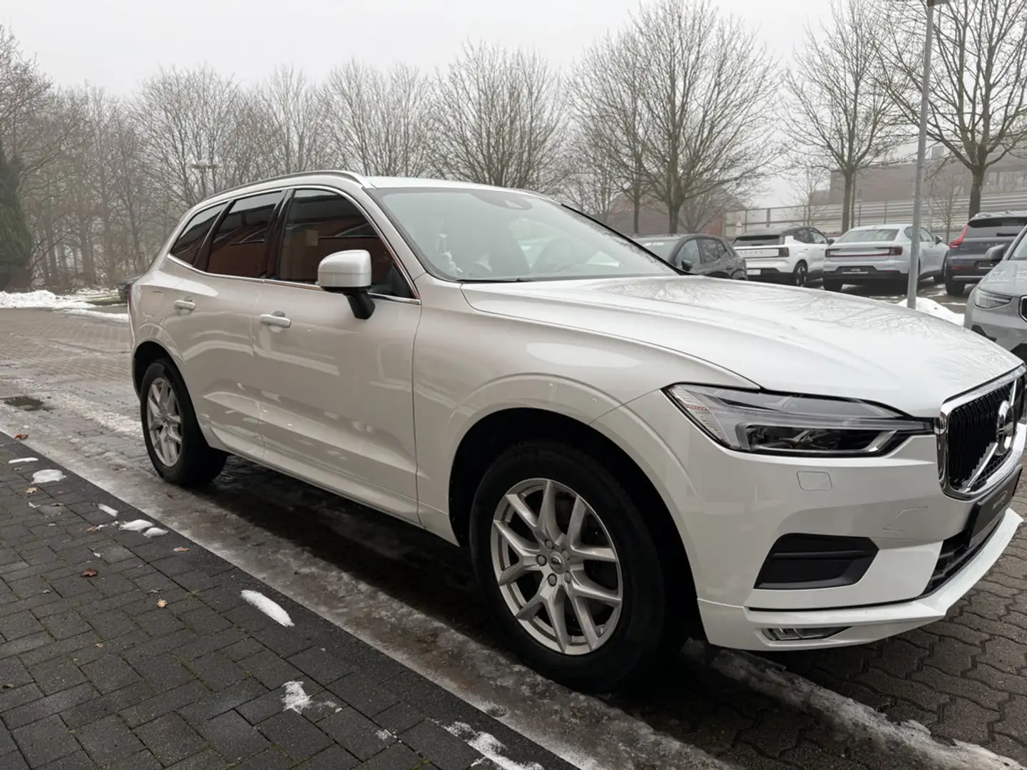 Volvo XC60 T4 Momentum Pro Weiß - 1