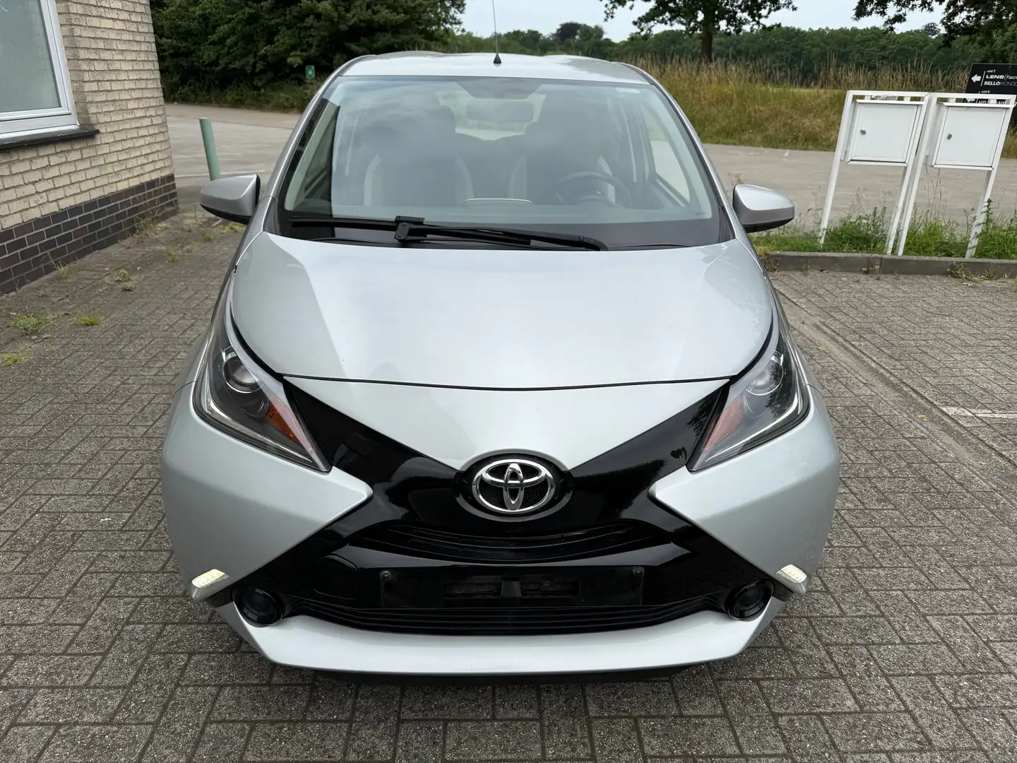 Toyota Aygo Aygo1.0i vvt-i x Argent - 2