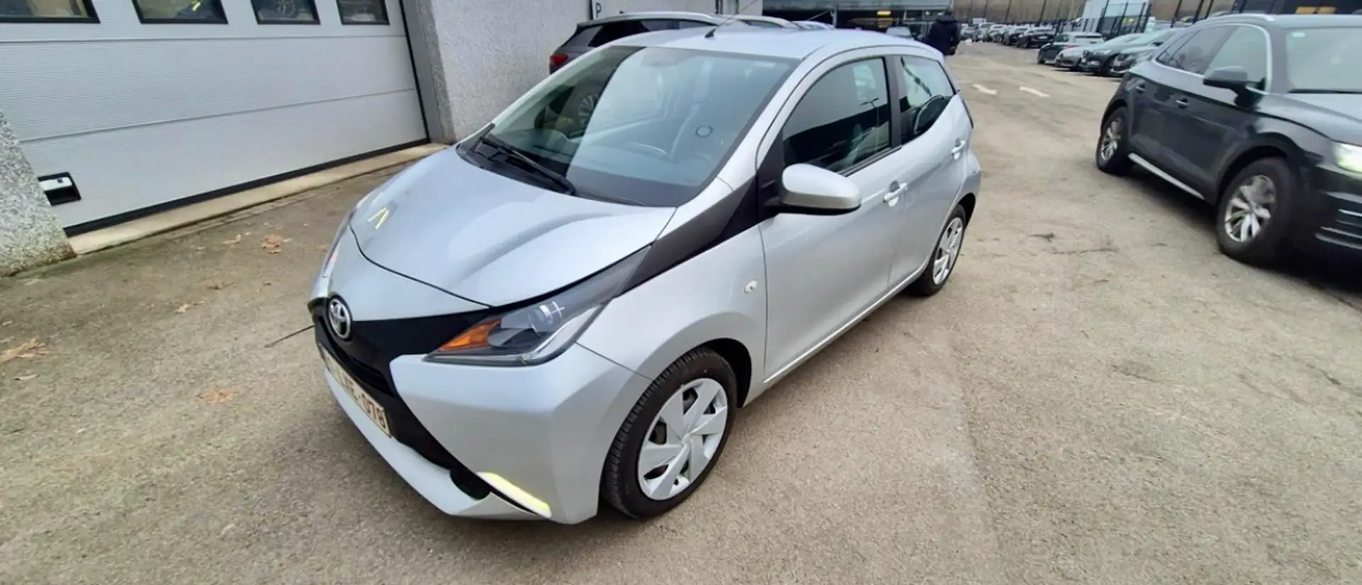 Toyota Aygo Aygo1.0i vvt-i x Plateado - 1