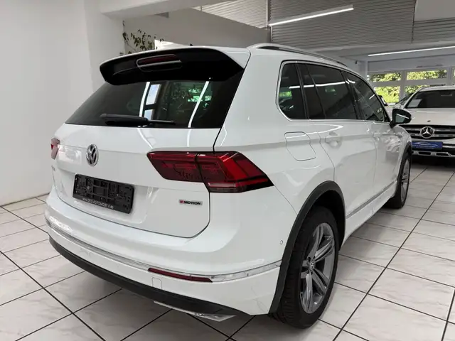 Volkswagen Tiguan view 3