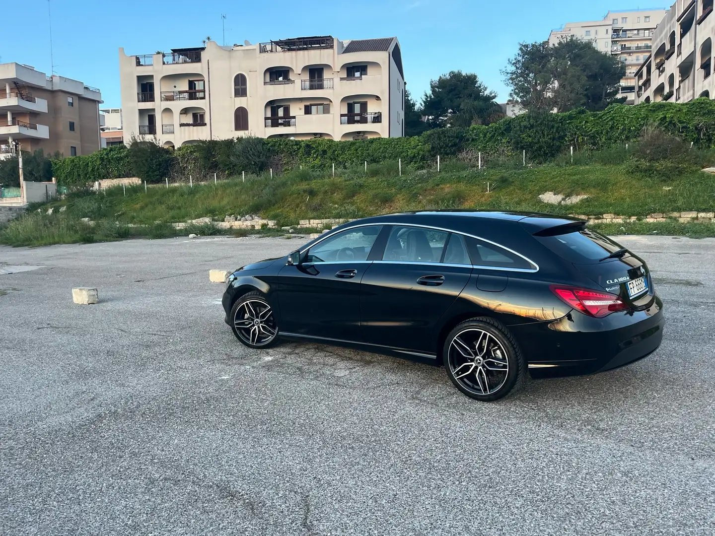 Mercedes-Benz CLA 180 Shooting Brake d Premium Černá - 2