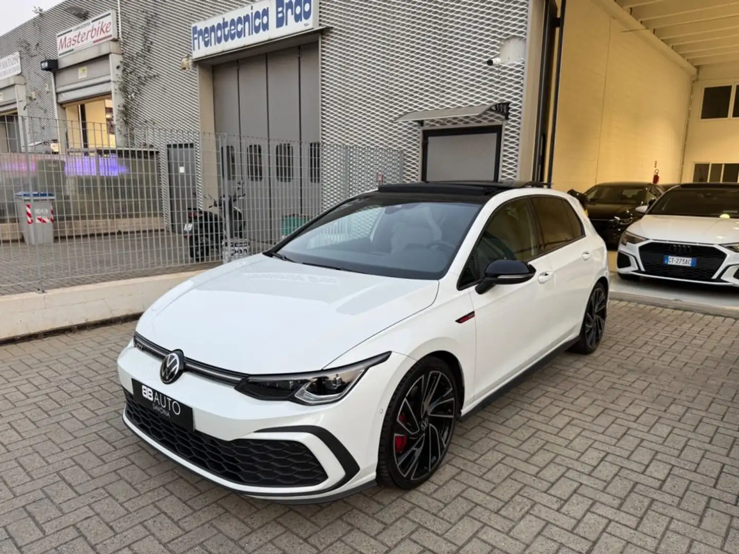 Volkswagen Golf GTI 2.0 TSI GTI DSG TETTO PELLE HARMAN IQ LIGHT Bianco - 2