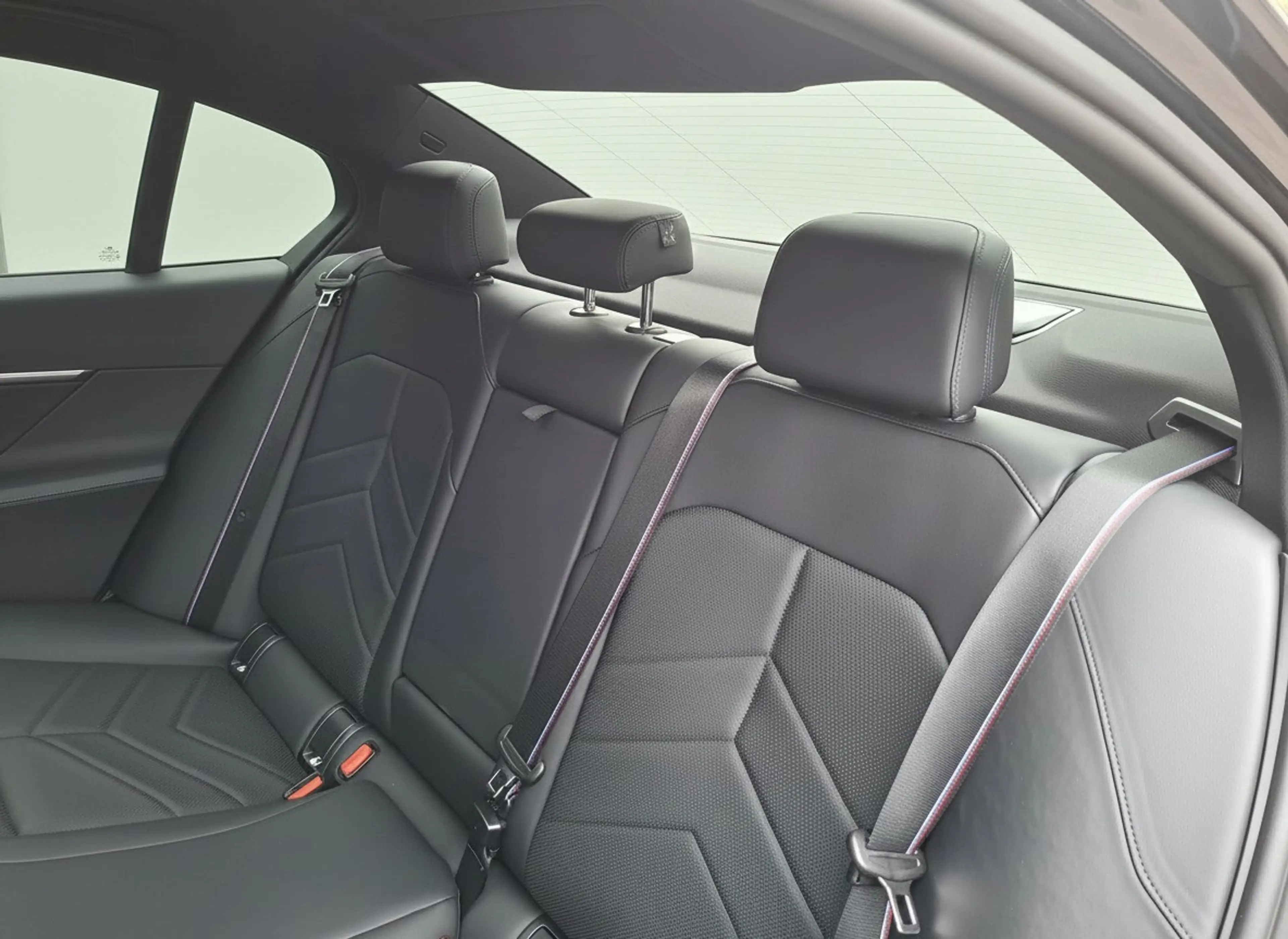 BMW 520 5-serie 520i M sport / panoramadak / harman kardon — photo 16