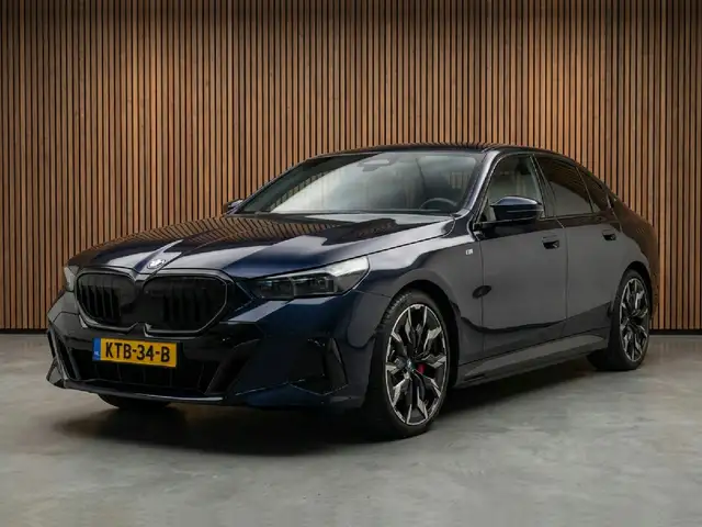 BMW 5 Series view 4