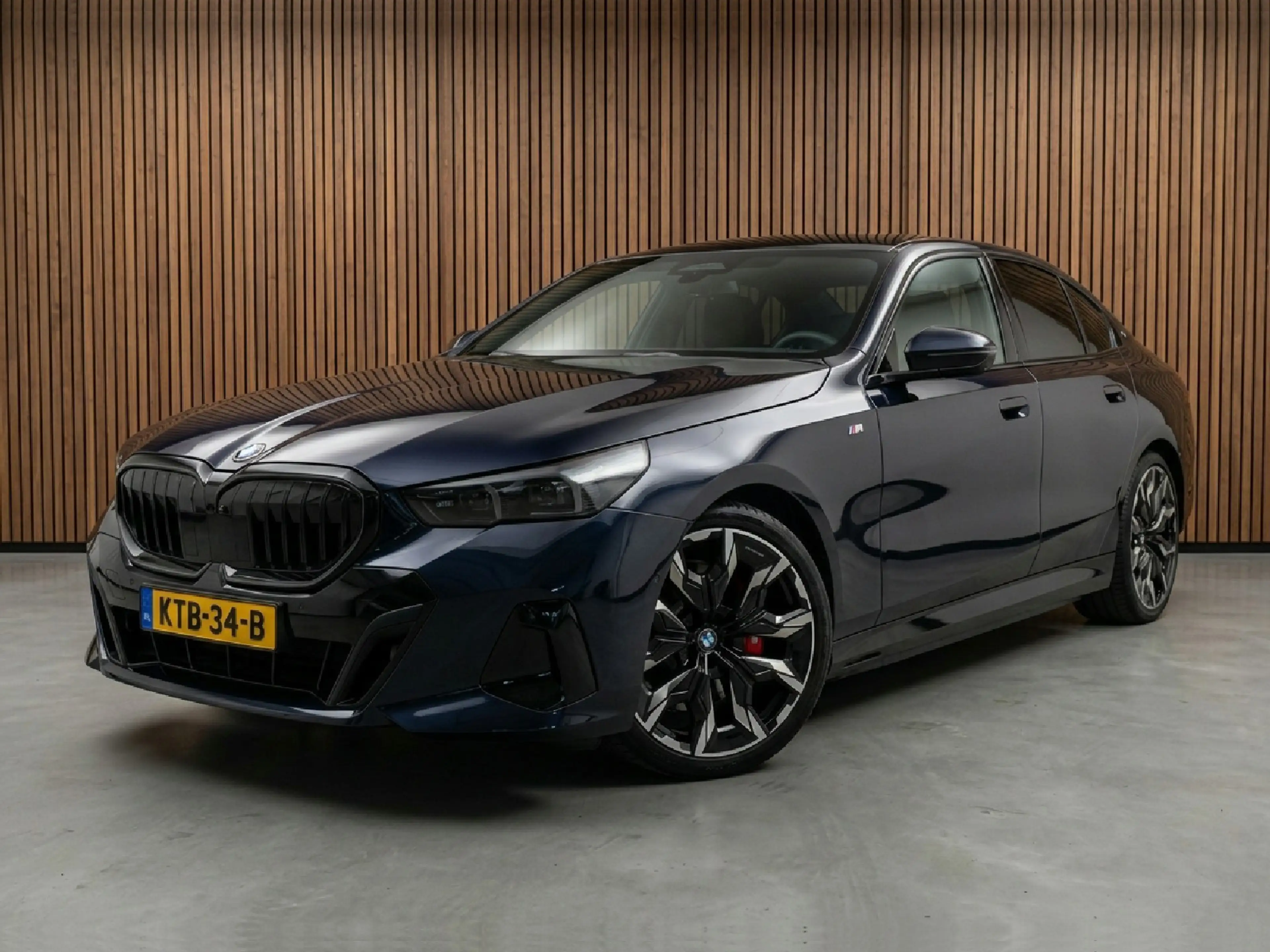 BMW 520 5-serie 520i M sport / panoramadak / harman kardon