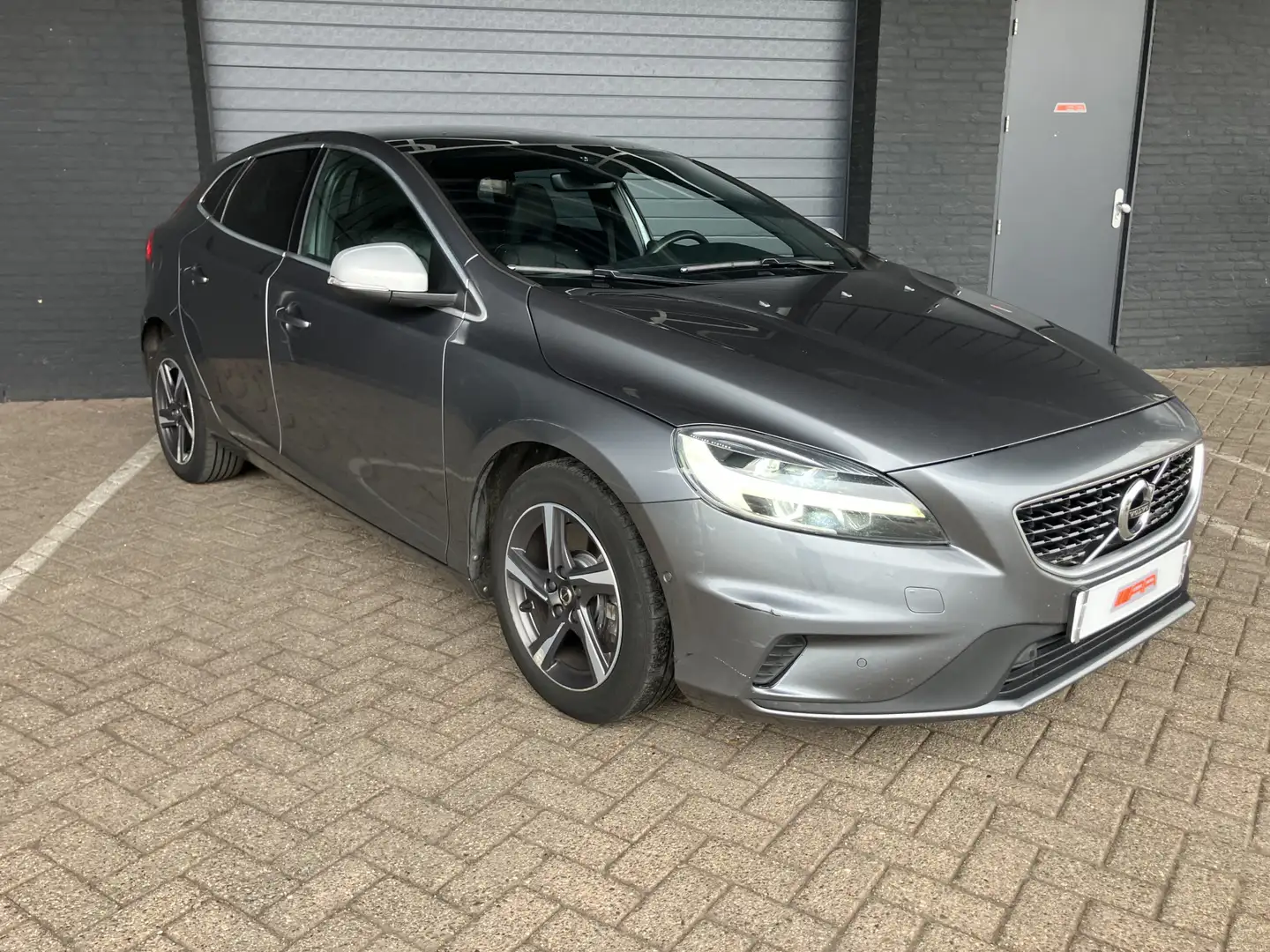Volvo V40 2.0 D3 R-DESIGN VOLL!! Grey - 1