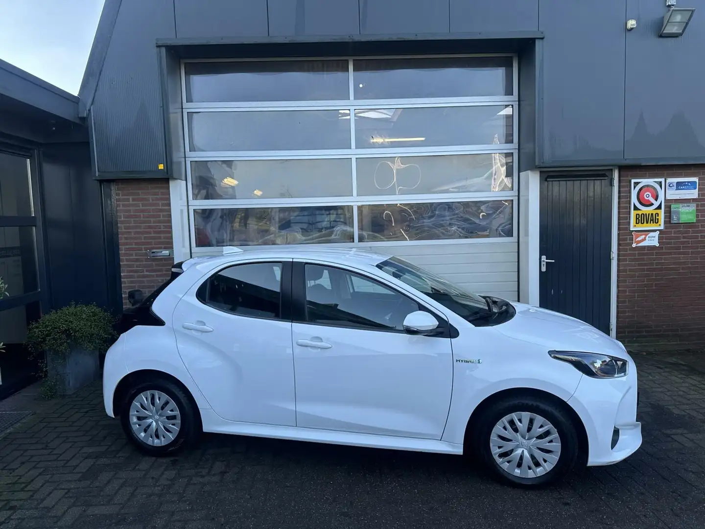 Toyota Yaris 1.5 Hybrid Active CARPLAY/ECC *ALL-IN PRIJS* Blanco - 2