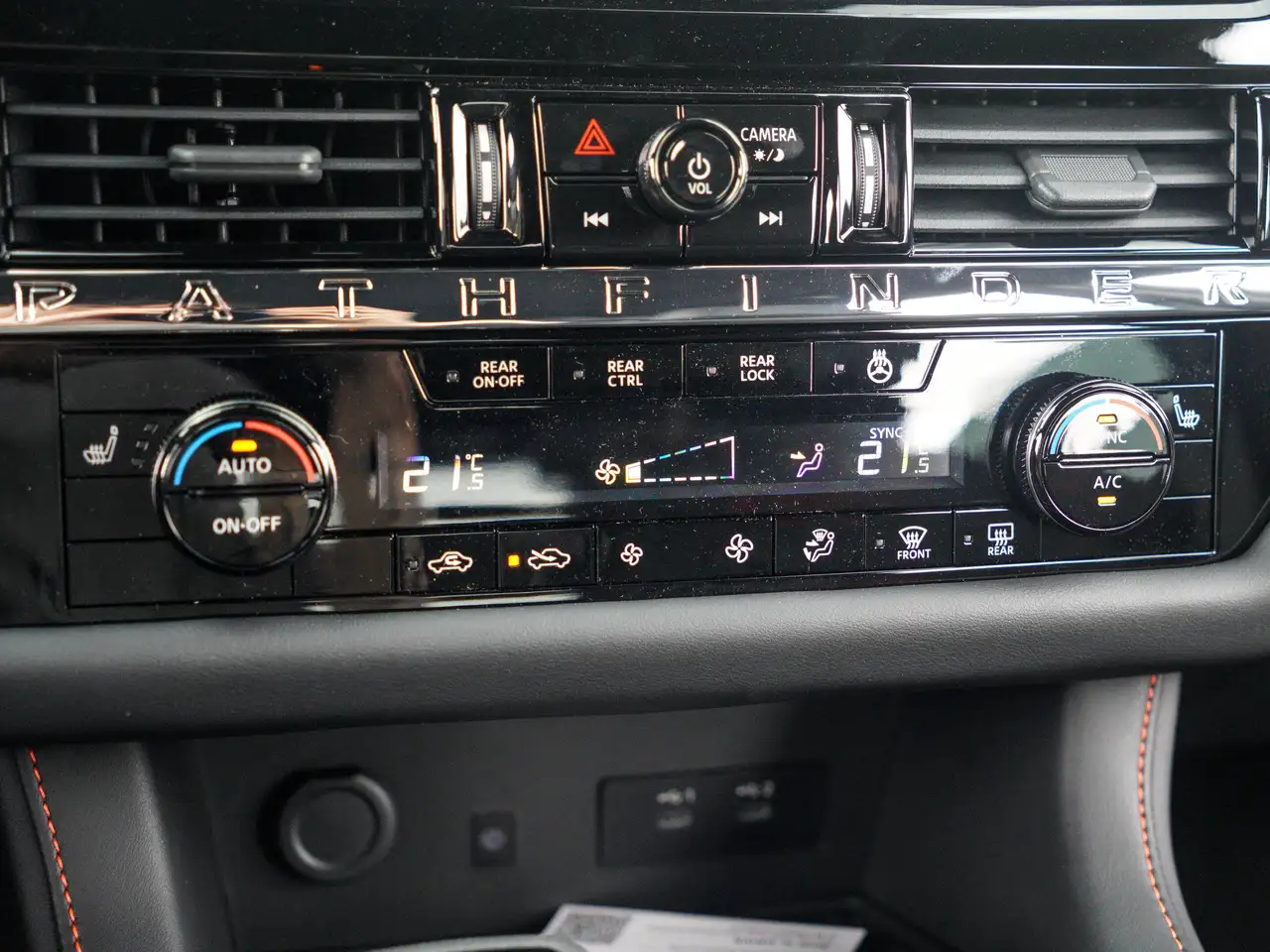 Nissan Pathfinder снимка Nissan Pathfinder
