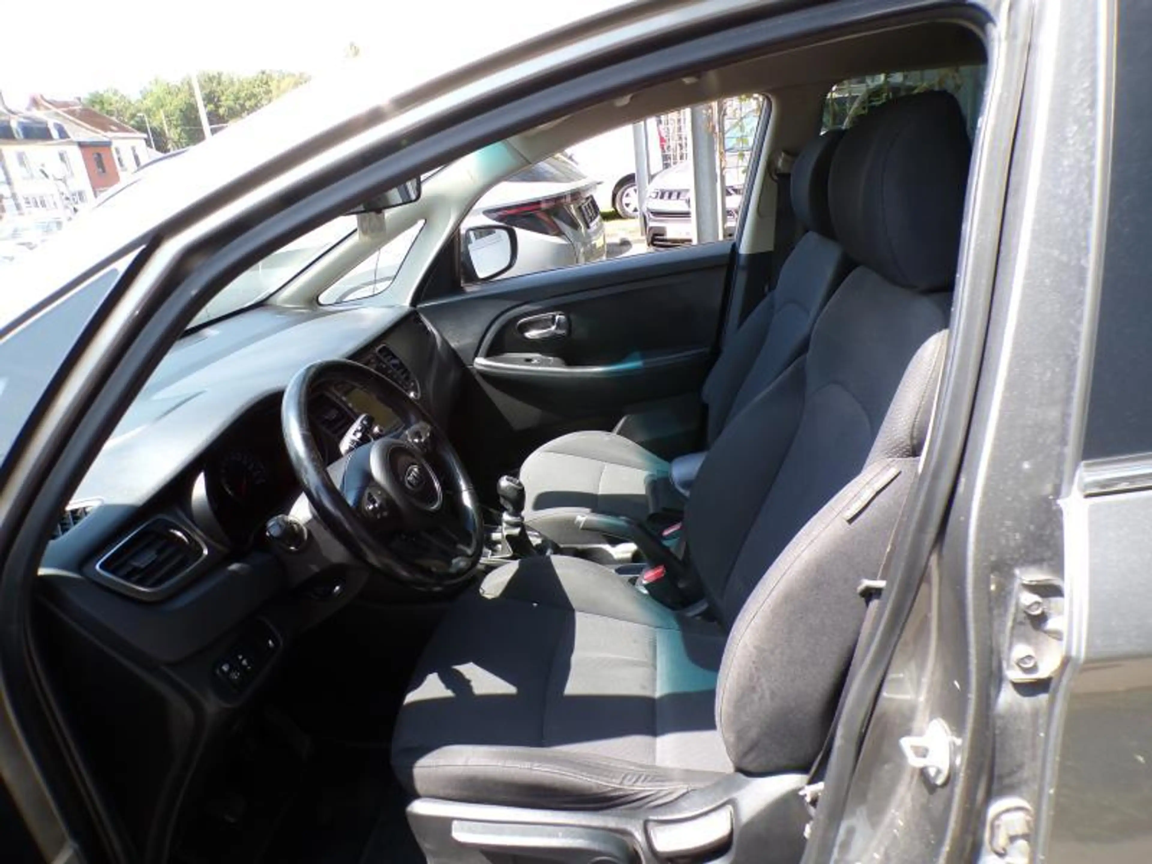 Kia Carens 1.7CRDi 115cv 7pl Bronze 10/15 5000 € marchand — photo 6