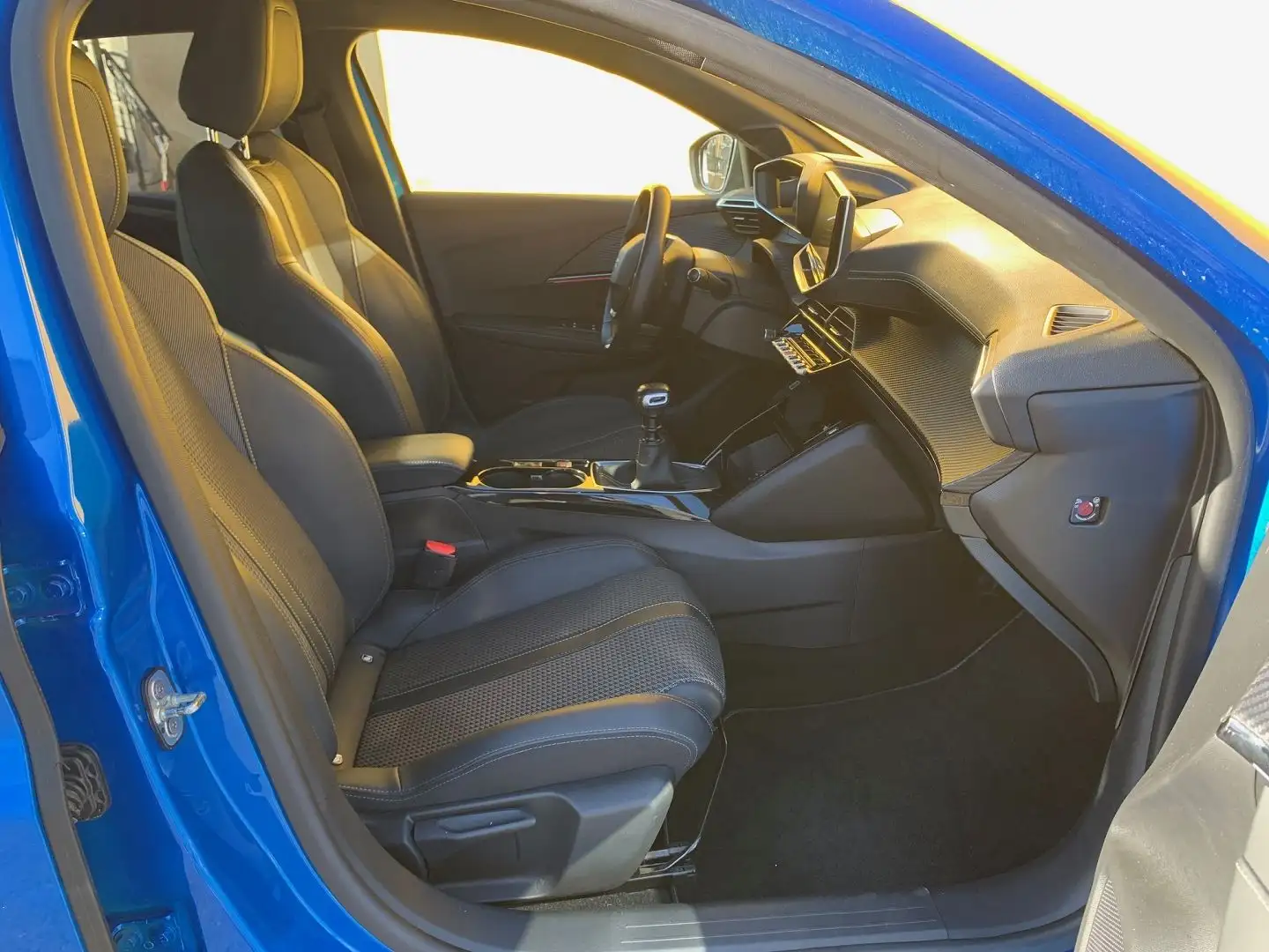 Peugeot e-208 1.2 PURETECH 100CH S\u0026S GT LINE Bleu - 2