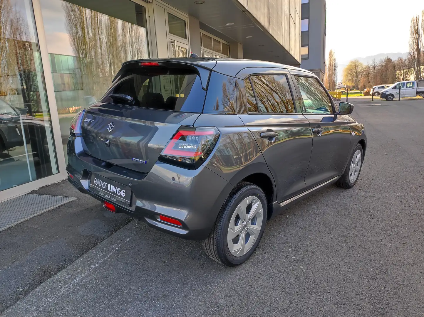 Suzuki Swift 1,2 Hybrid shine CVT Automatik PROMPT VERFÜGBAR Gris - 2