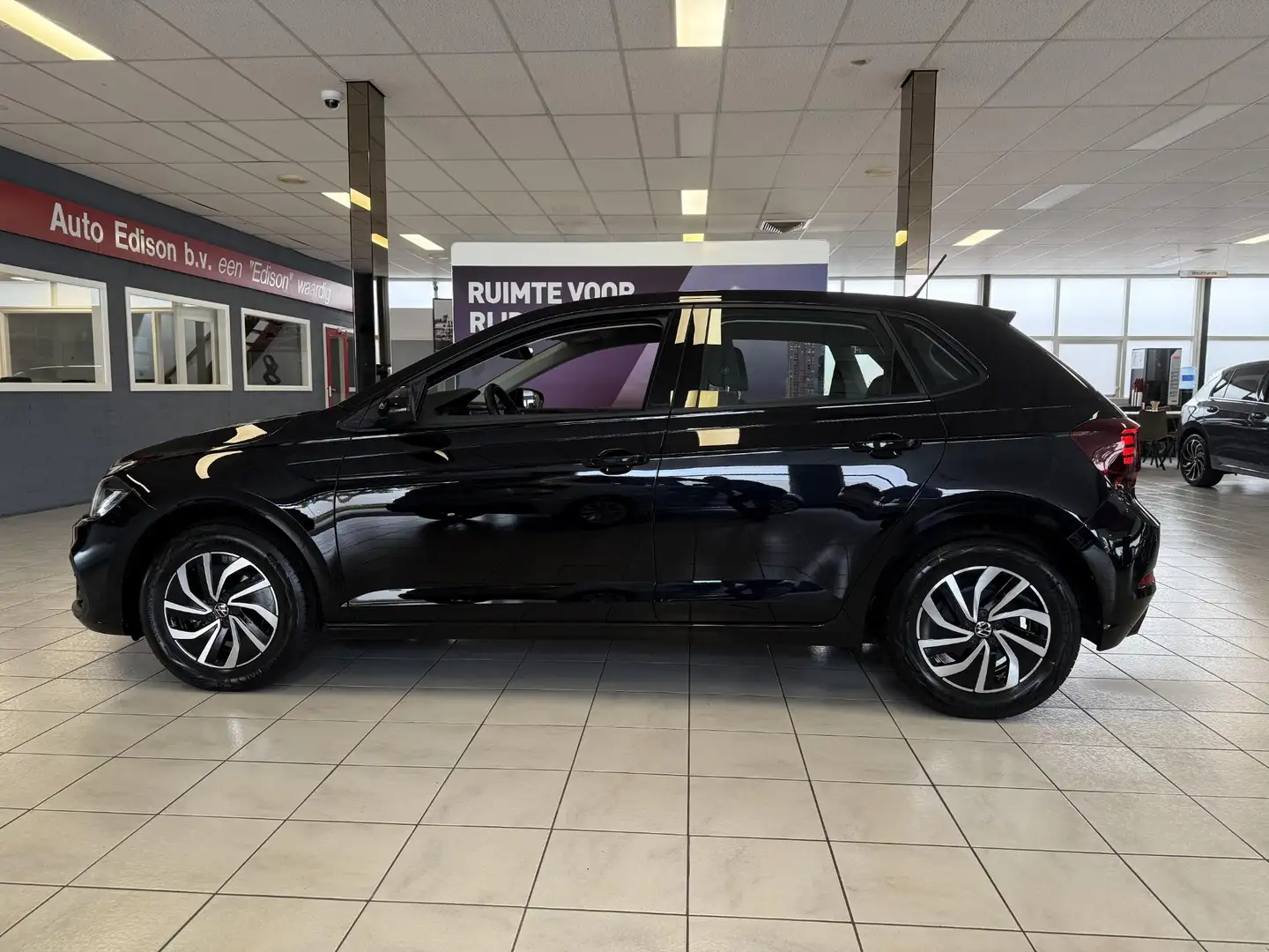 Volkswagen Polo 1.0 TSI Life Edition *CAM*LED*LM15*CLIMA*ST.VERW* Zwart - 2