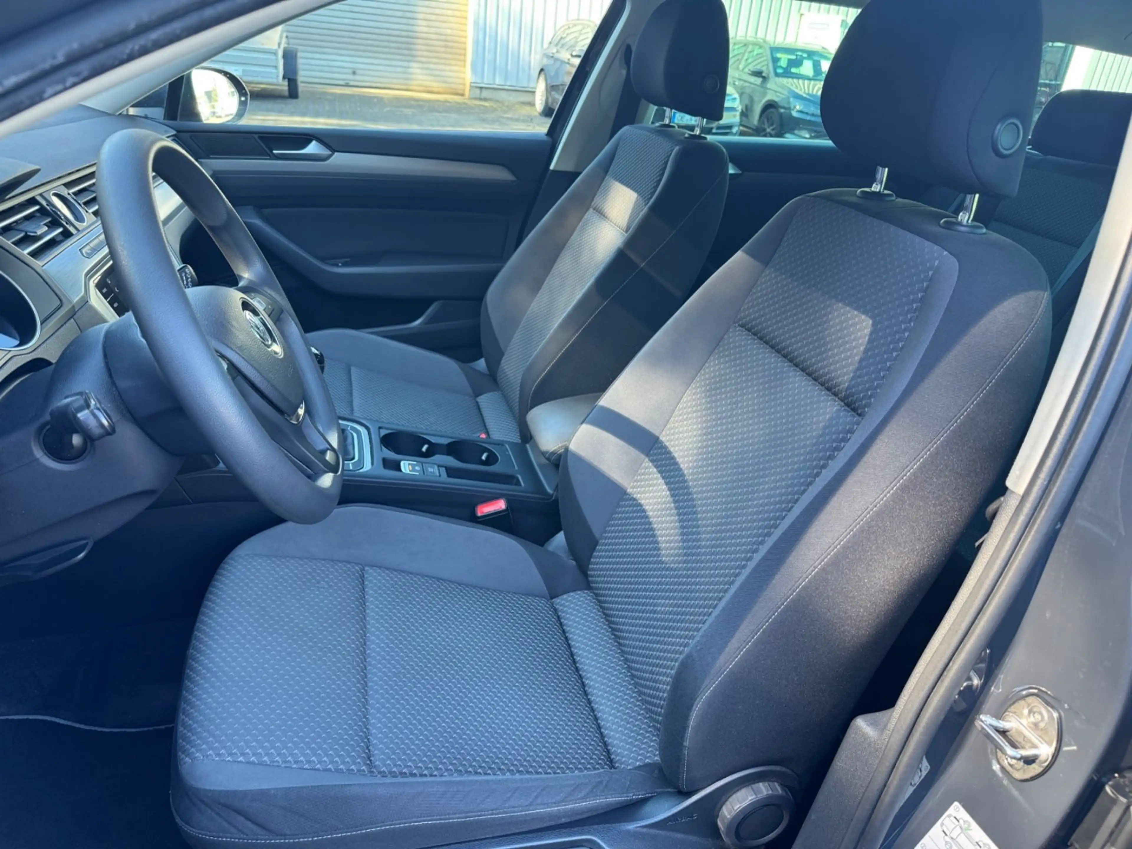 Volkswagen Passat Variant 1,4 Navi-AHK-Tüv/Au neu-Scheckhef — photo 11