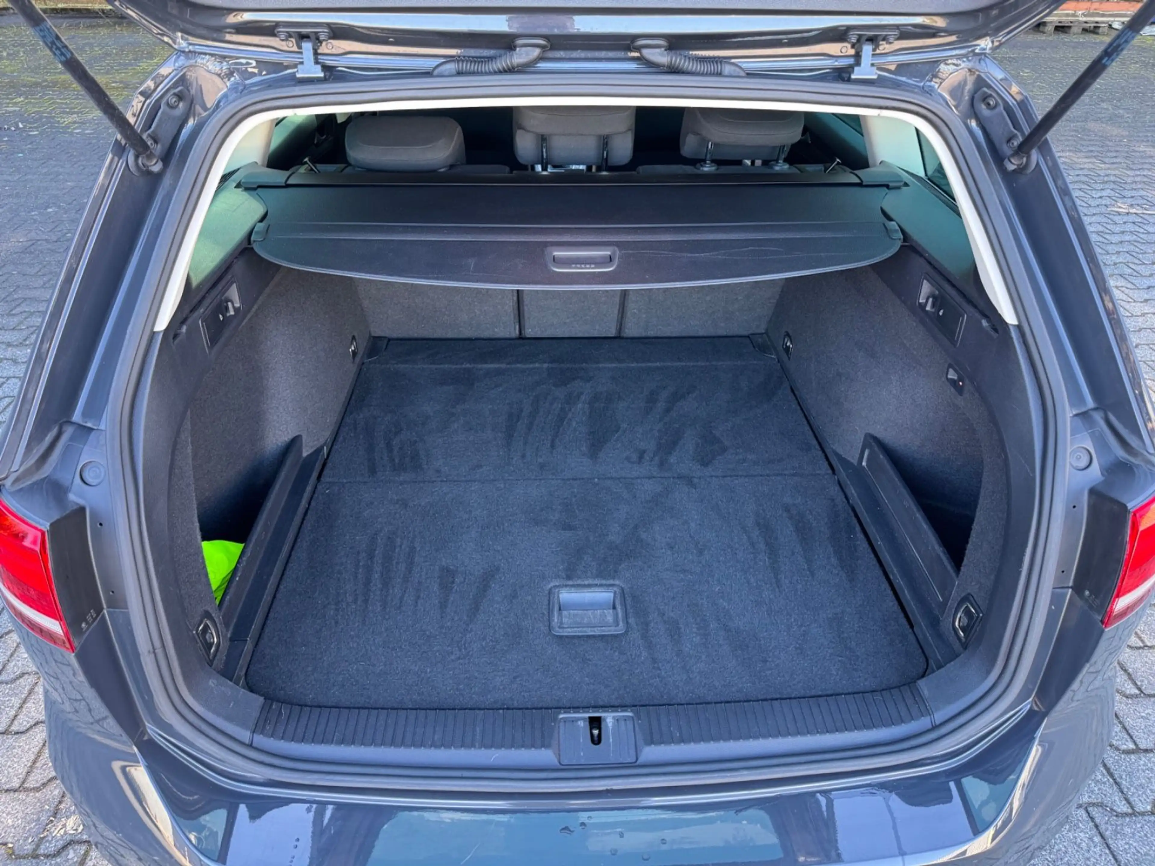 Volkswagen Passat Variant 1,4 Navi-AHK-Tüv/Au neu-Scheckhef — photo 14