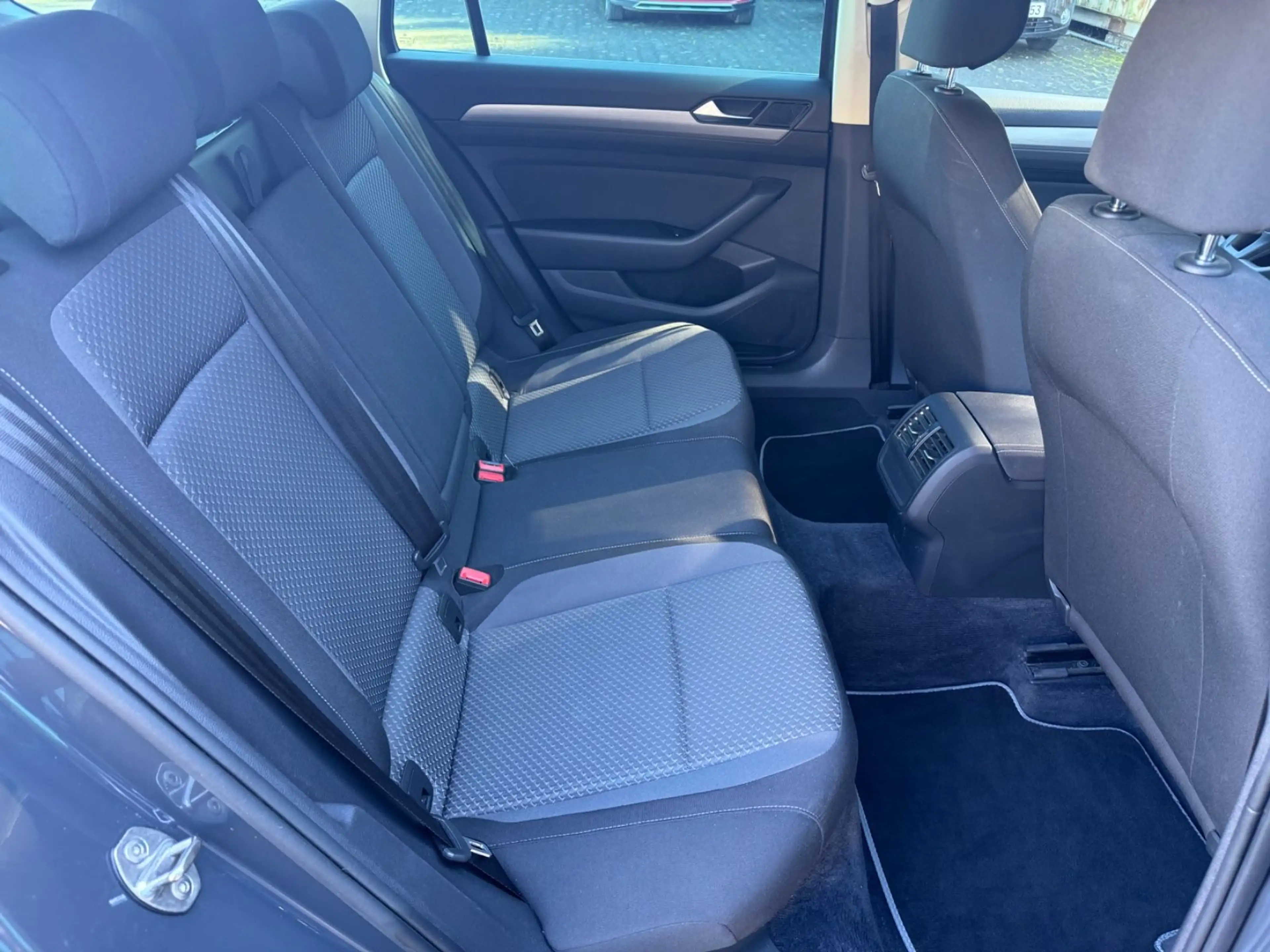 Volkswagen Passat Variant 1,4 Navi-AHK-Tüv/Au neu-Scheckhef — photo 13