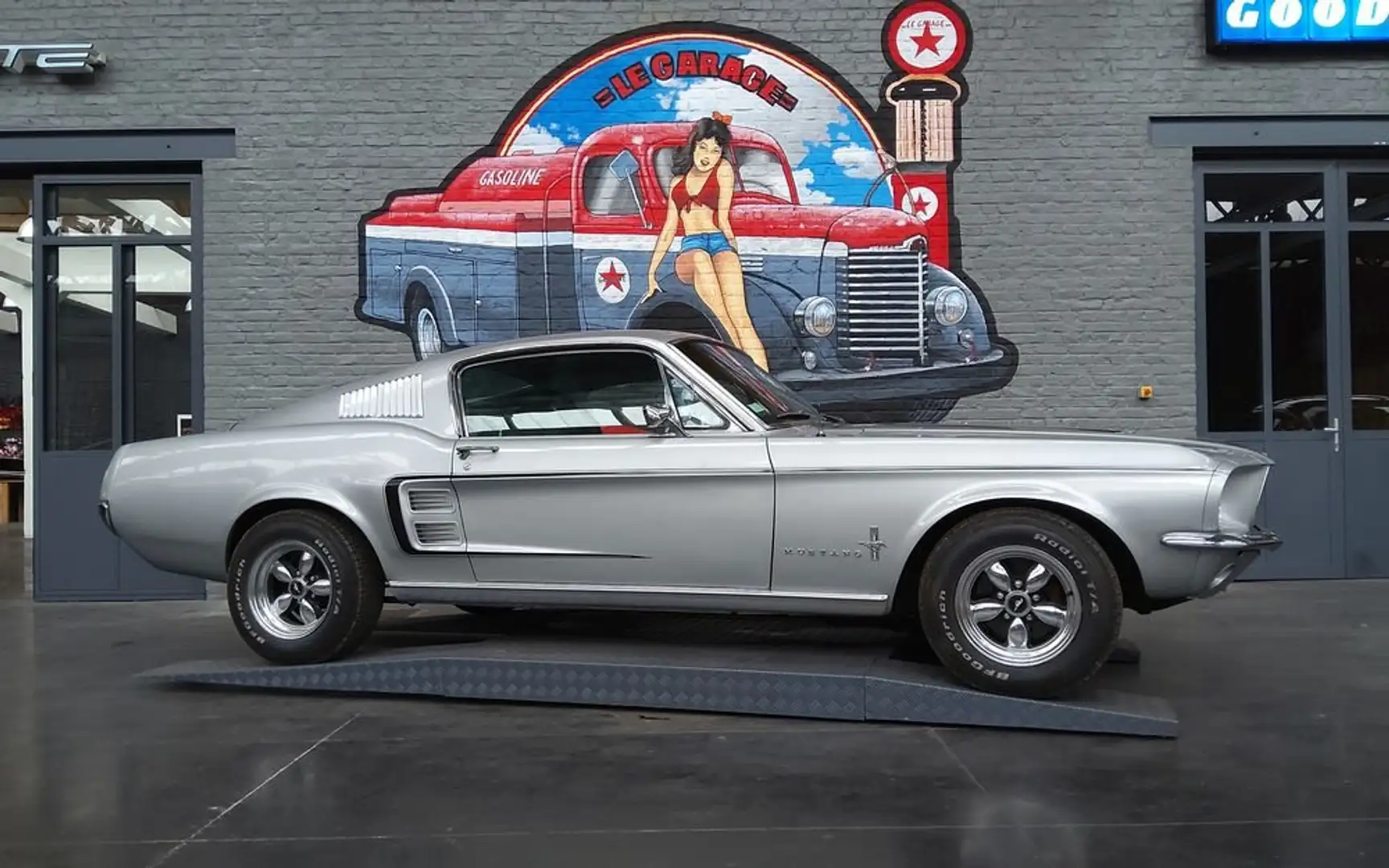Ford Mustang FASTBACK Argent - 1