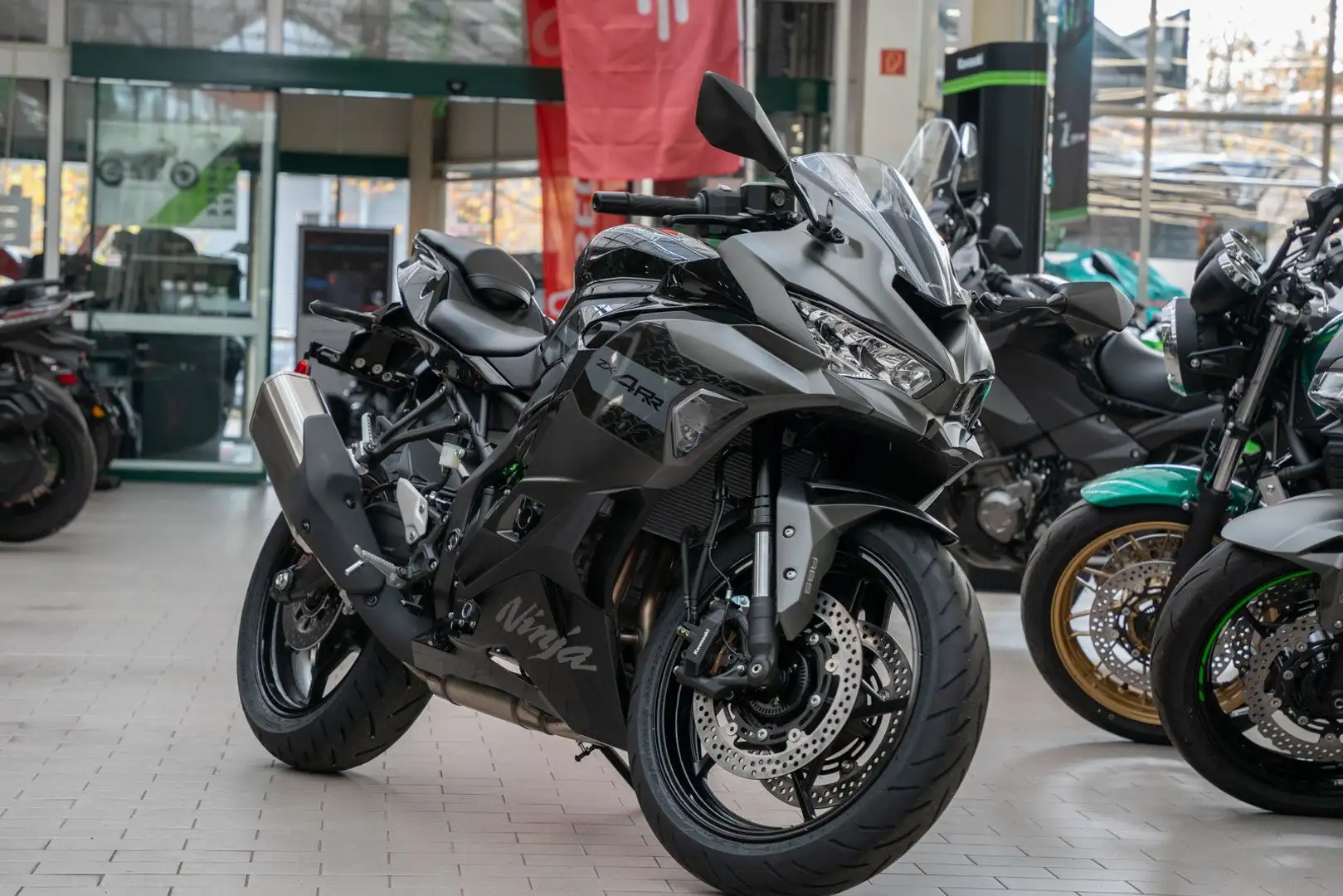 Kawasaki Ninja ZX-4RR Modell 2026, sofort lieferbar Fekete - 2
