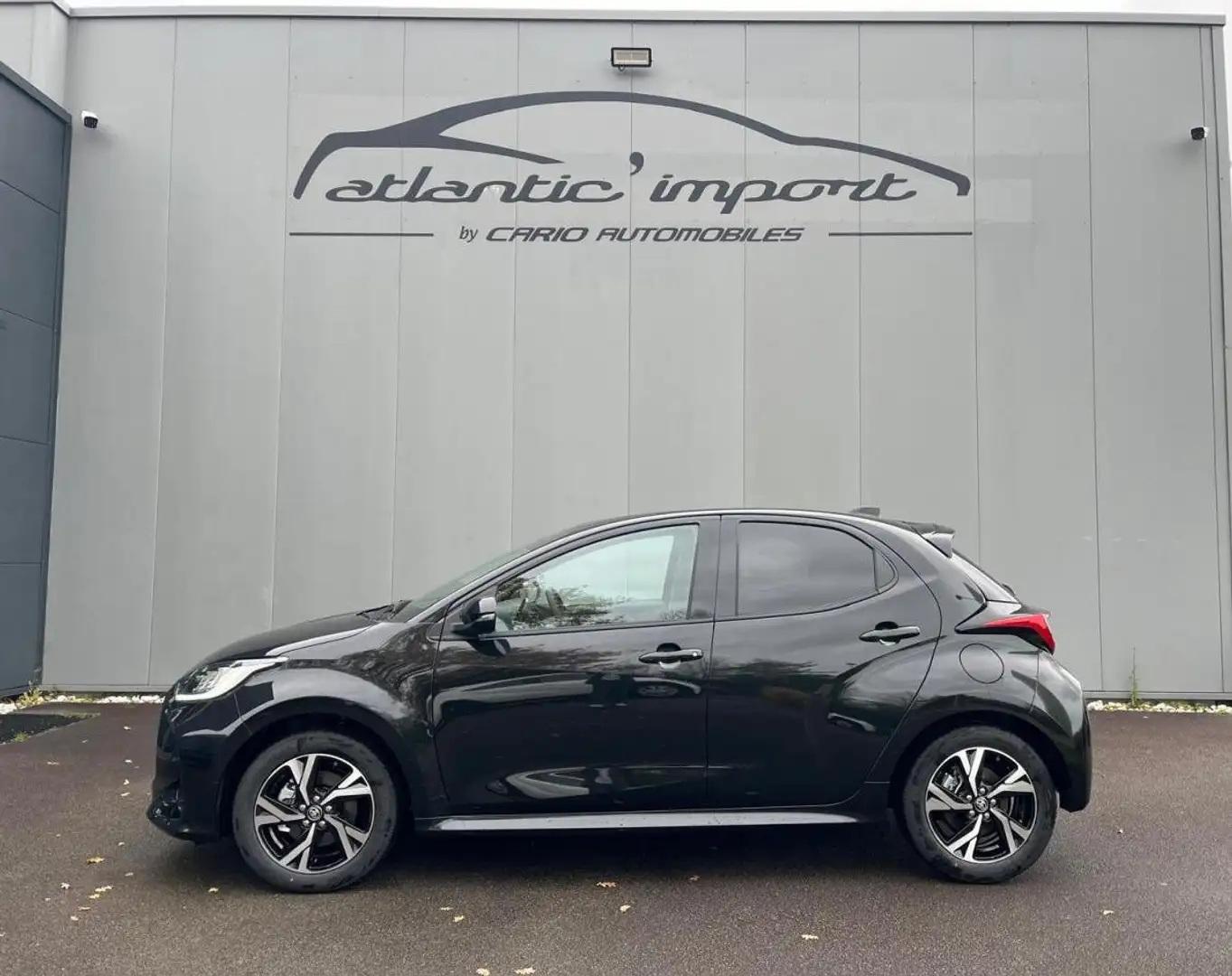 Toyota Yaris HYBRID 116h e-CVT DESIGN Schwarz - 2