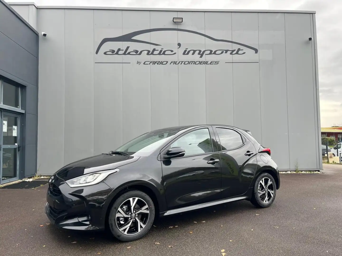 Toyota Yaris HYBRID 116h e-CVT DESIGN Schwarz - 1