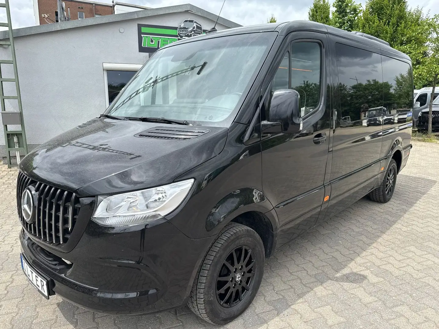 Mercedes-Benz Sprinter Tourismus VIP 8+1 TV Fondklima LED Alu Schwarz - 1