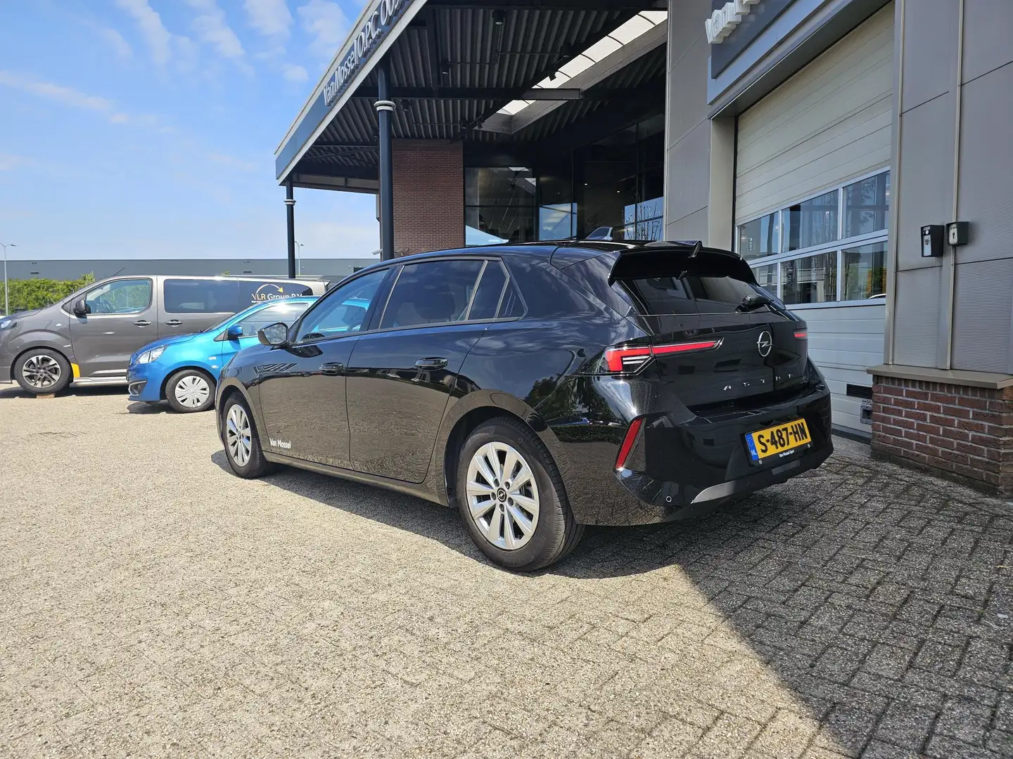 Opel Astra 1.2 Business Edition | Navigatie | Stoel/Stuurverw Zwart - 2
