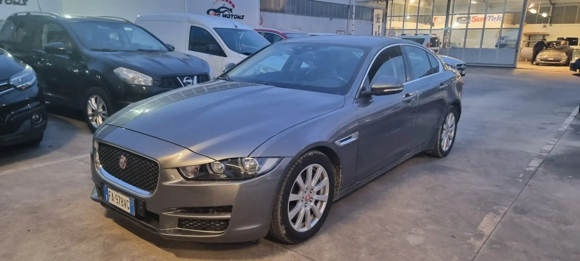 Jaguar XE XE 2.0 D Turbo aut. Pure Grigio - 1