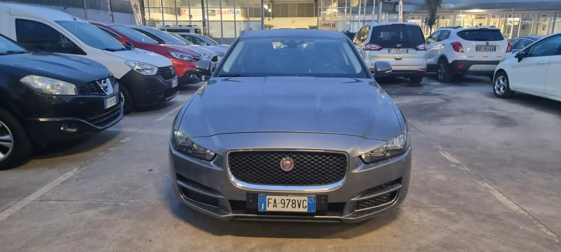 Jaguar XE XE 2.0 D Turbo aut. Pure Grigio - 2
