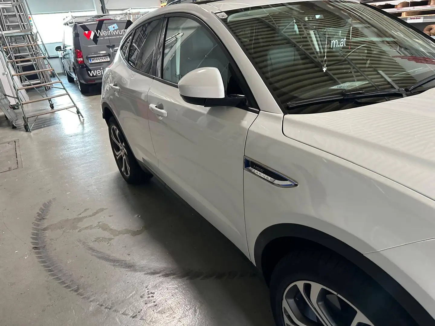 Jaguar E-Pace E-Pace 2.0I4 P200 HSE AWD Aut. HSE Weiß - 2