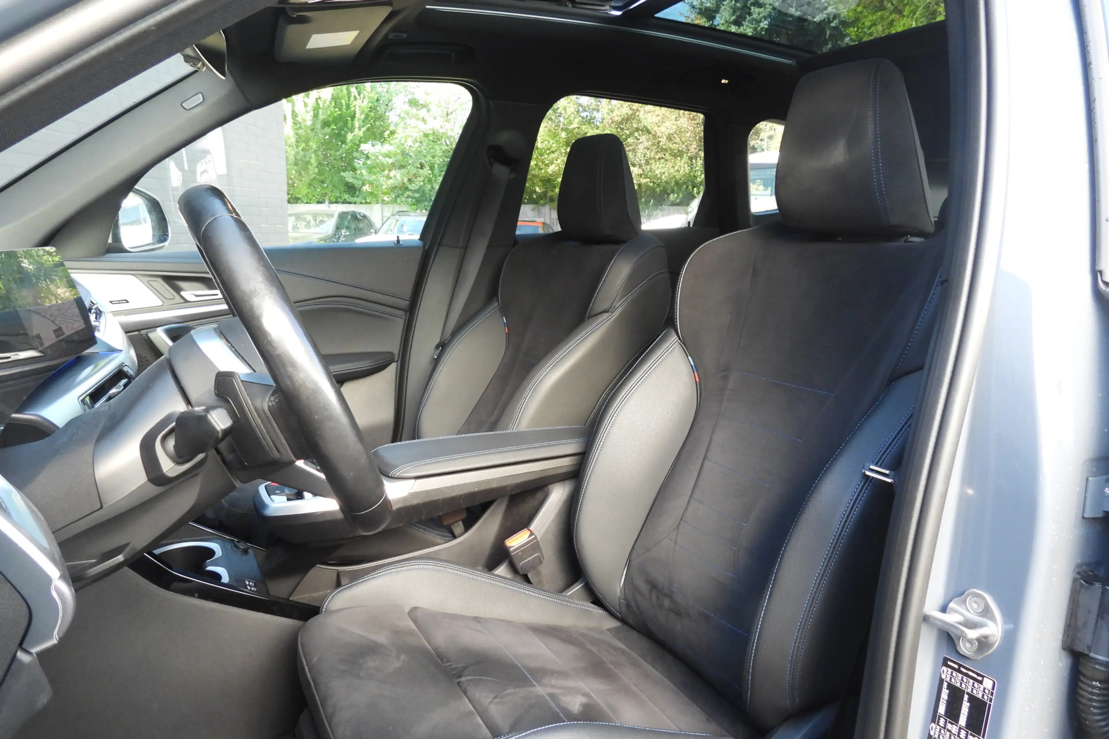 BMW iX1 xDrive30 M Sport / Trekhaak / Panoramadak / Sports — photo 15