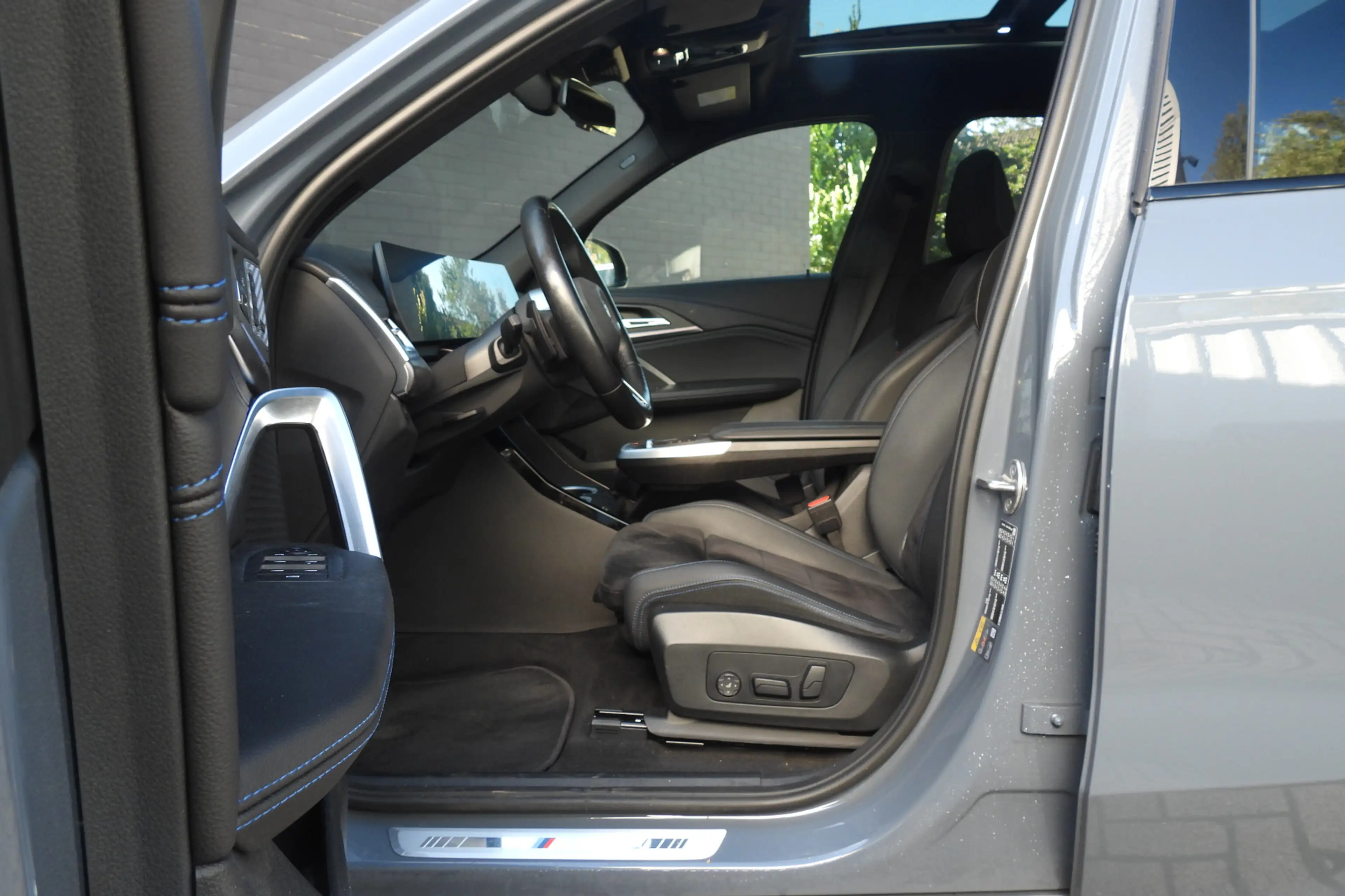 BMW iX1 xDrive30 M Sport / Trekhaak / Panoramadak / Sports — photo 13