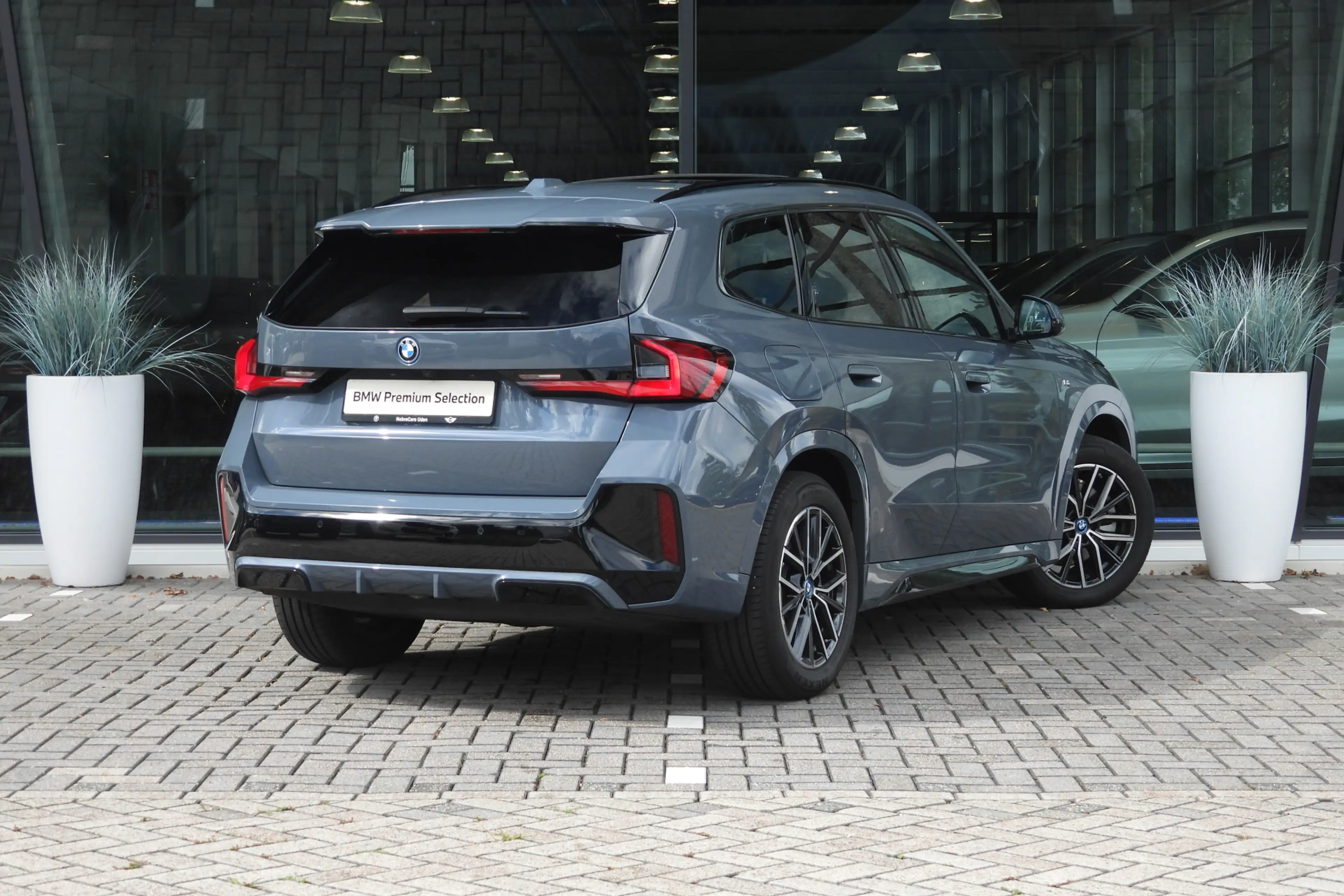 BMW iX1 xDrive30 M Sport / Trekhaak / Panoramadak / Sports — photo 4