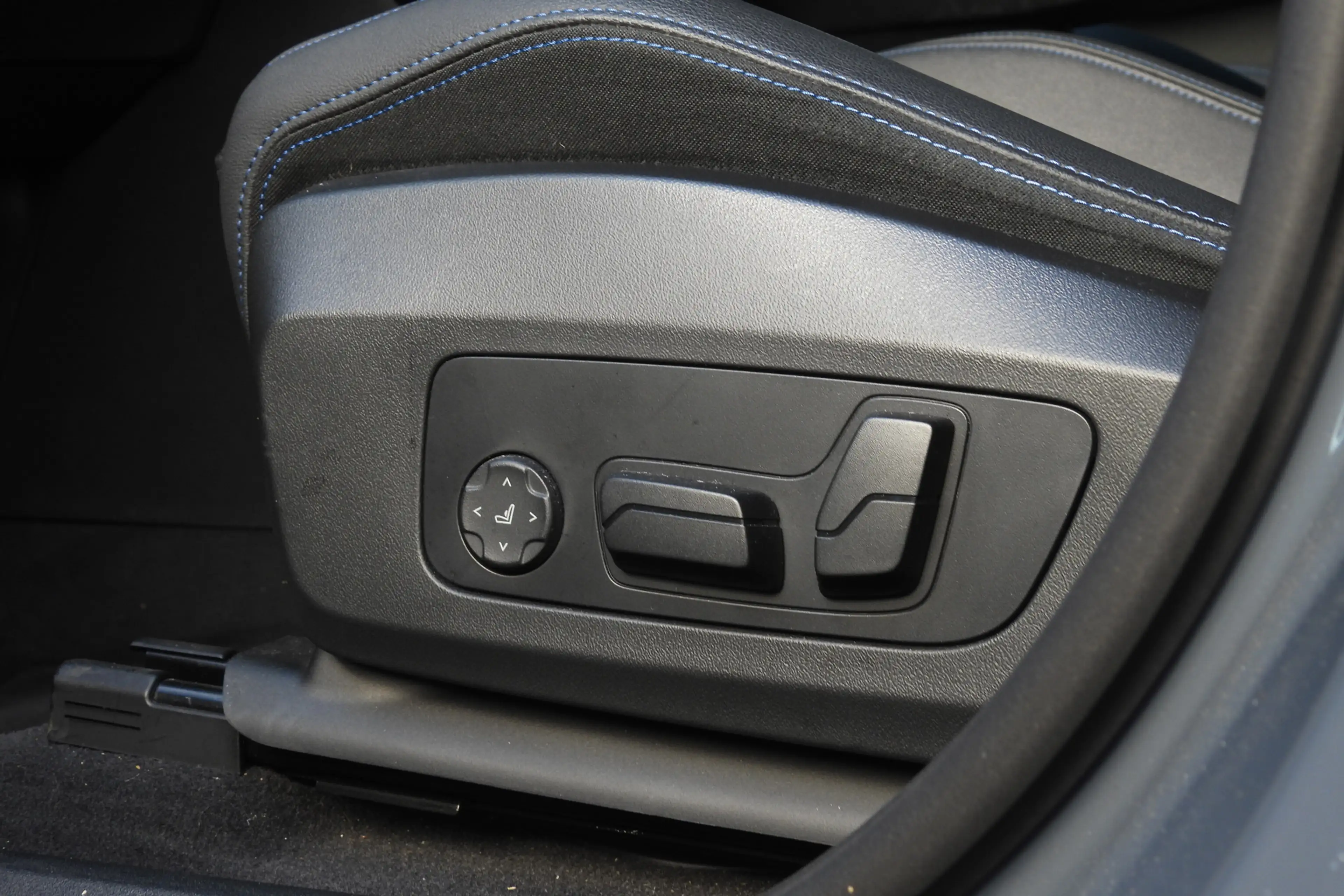 BMW iX1 xDrive30 M Sport / Trekhaak / Panoramadak / Sports — photo 14