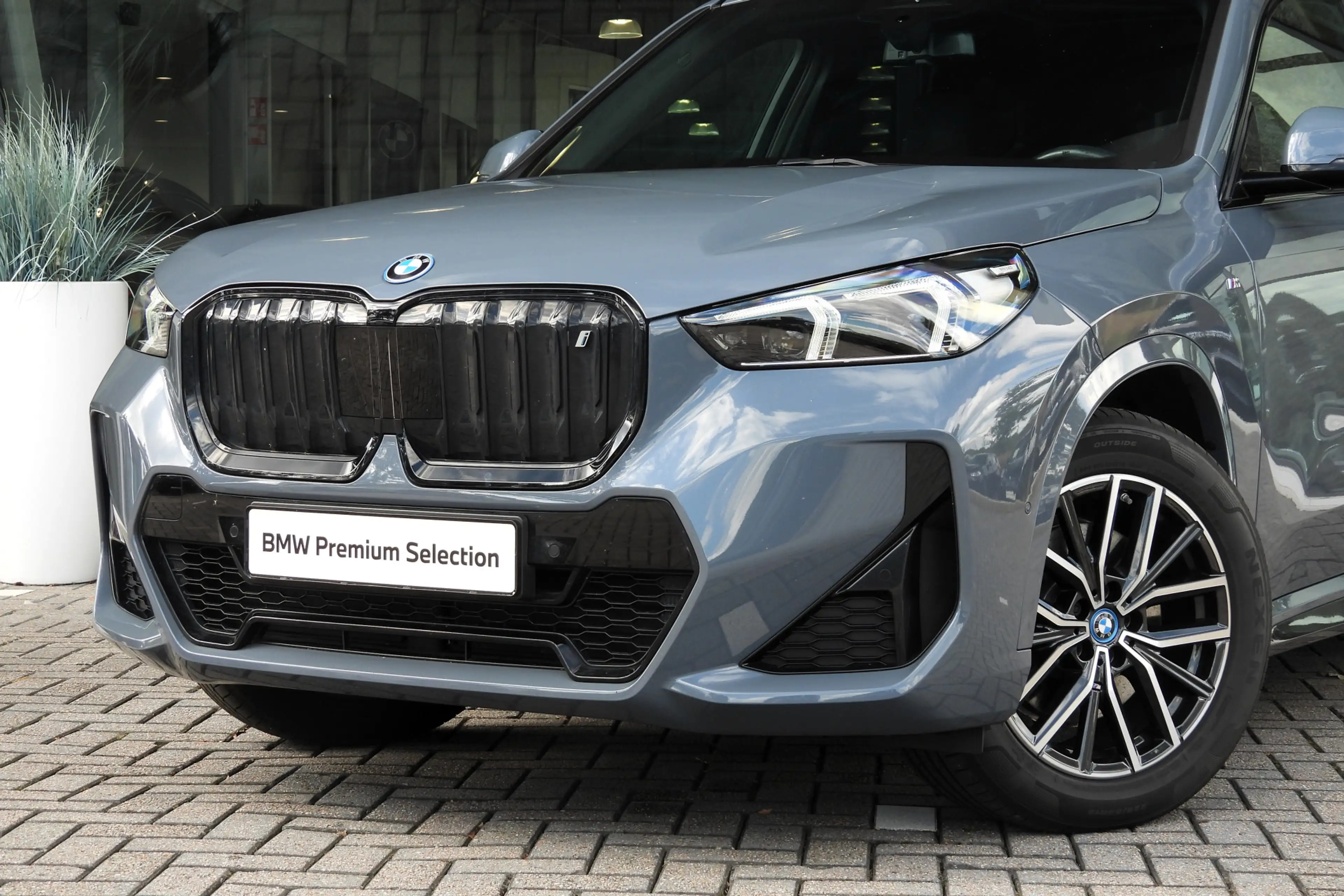 BMW iX1 xDrive30 M Sport / Trekhaak / Panoramadak / Sports — photo 6