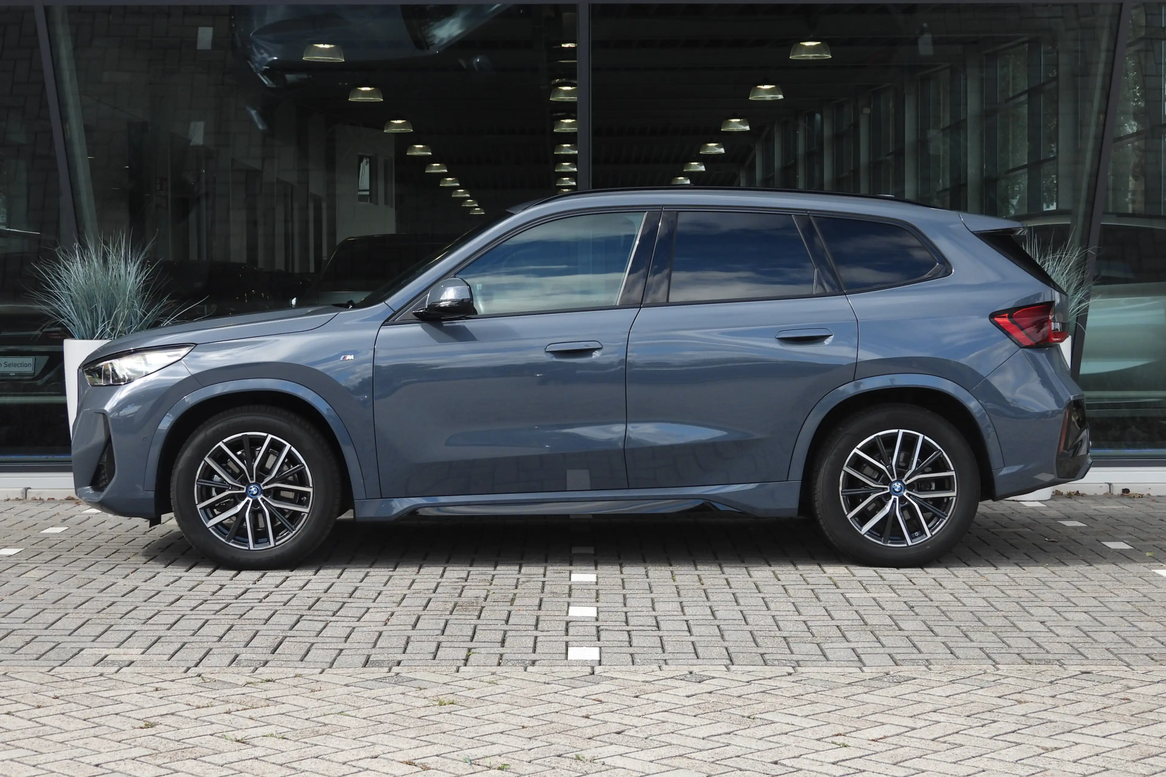 BMW iX1 xDrive30 M Sport / Trekhaak / Panoramadak / Sports — photo 5
