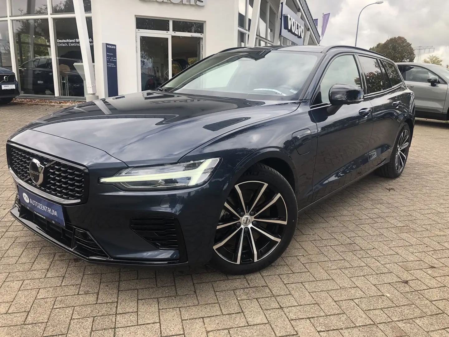 Volvo V60 T6 AWD Plus Dark Plug-in Hybrid Blau - 1