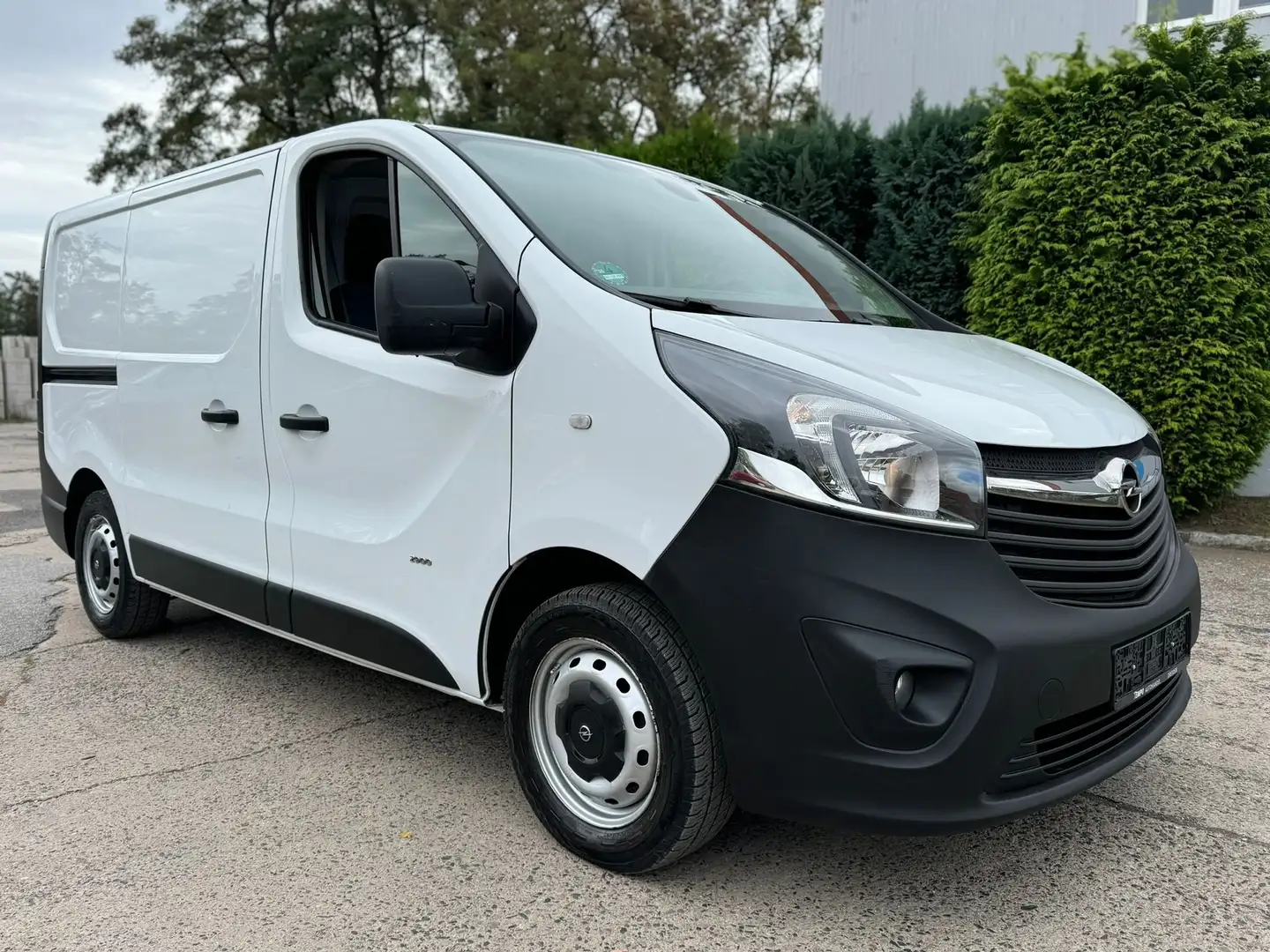 Opel Vivaro Kasten L1H1  2,9t Klima Navi Regalsystem Weiß - 1