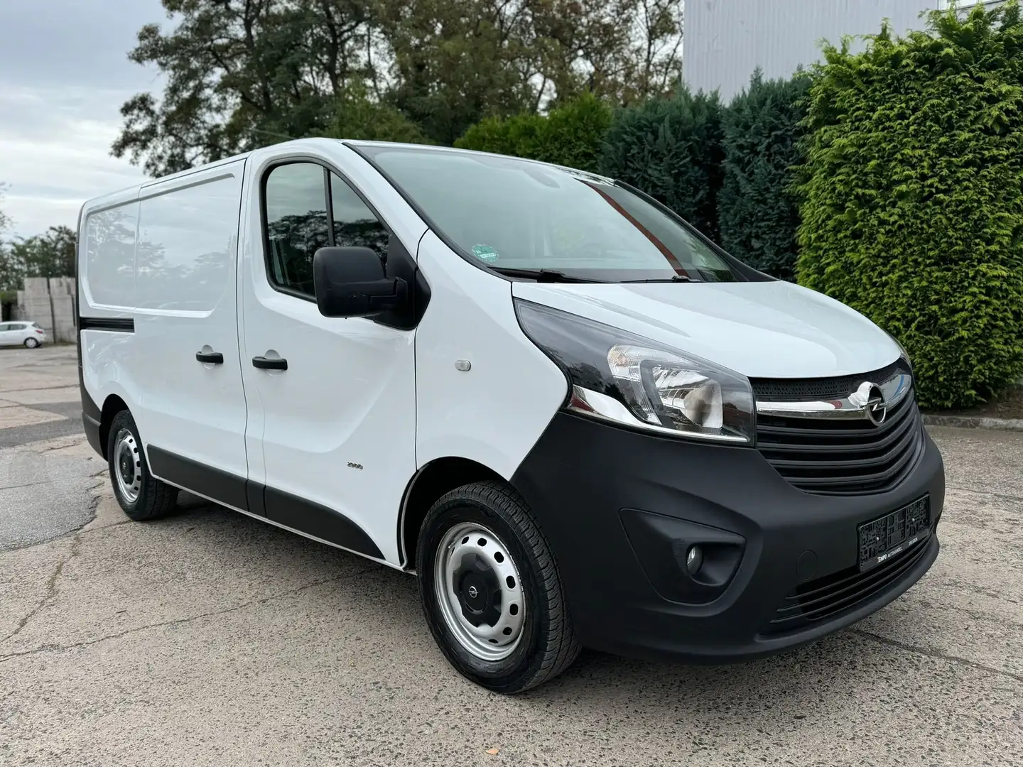 Opel Vivaro Kasten L1H1  2,9t Klima Navi Regalsystem Weiß - 2