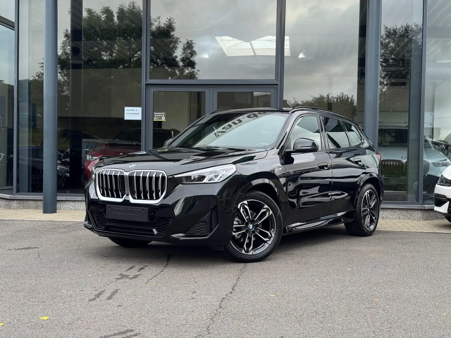BMW X1 sDrive18i M Sport / PANODAK / TREKHAAK / DODE HOEK Noir - 1