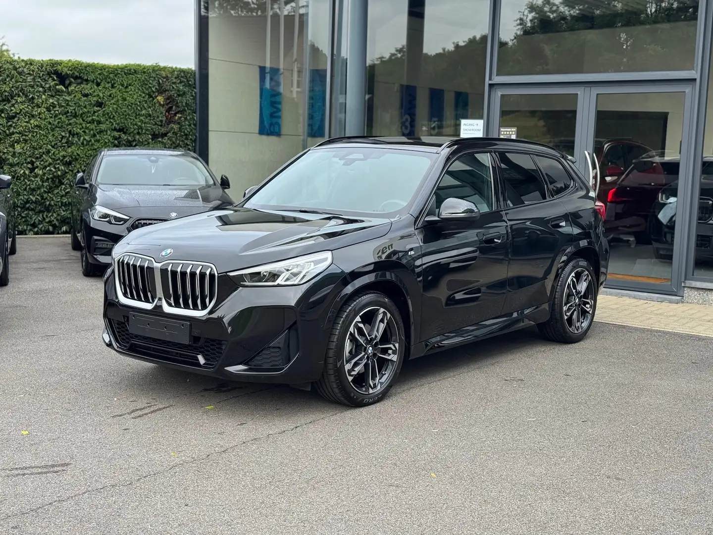 BMW X1 sDrive18i M Sport / PANODAK / TREKHAAK / DODE HOEK Noir - 2
