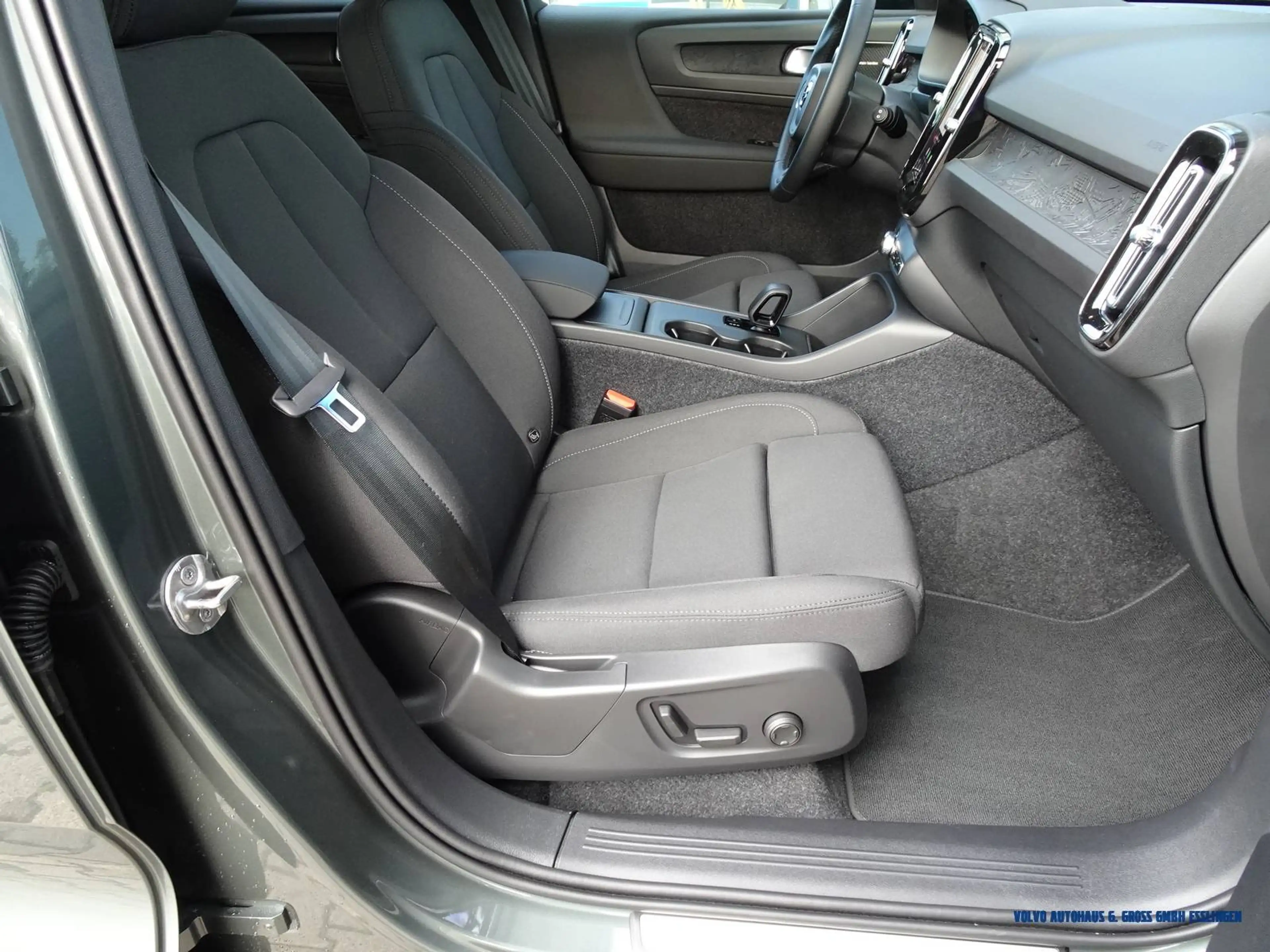 Volvo EX40 Single Motor Extended Range Plus Dark — photo 10